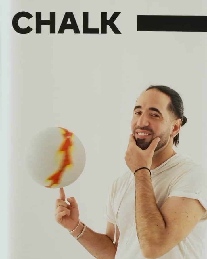 ショーン・ガルニエのインスタグラム：「REFRESH x STYLE = @chalk  Braid or not , short or long hair ?⬇️⬇️⬇️ 🔸 +15 comments about my hair cut to get follow back  🔸 📸 : @bukhashbrothers / @krimium   #seangarnier #urbanballer #seanfreestyle #chalk #dubai #barber #haircut」
