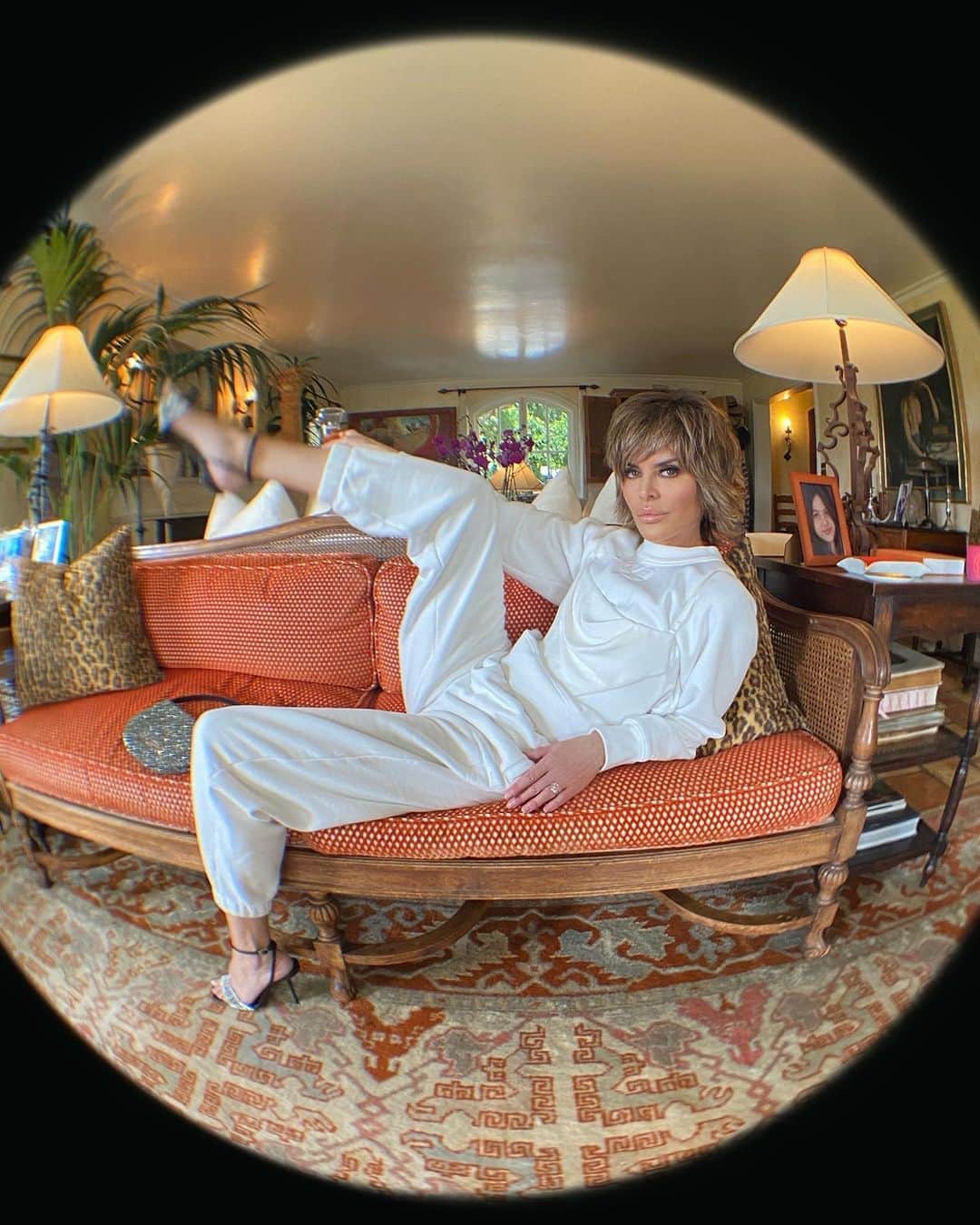 アレキサンダー・ワンのインスタグラム：「It’s the Rinnavation for me. -  Real Housewives reality check: sweatsuits are the new party dress.  @lisarinna in the Draped Corset Top, Foundation Terry Crewneck, Foundation Terry Sweatpant, Julie Crystal Logo Sandal and Wangloc Fortune Cookie Bag.」