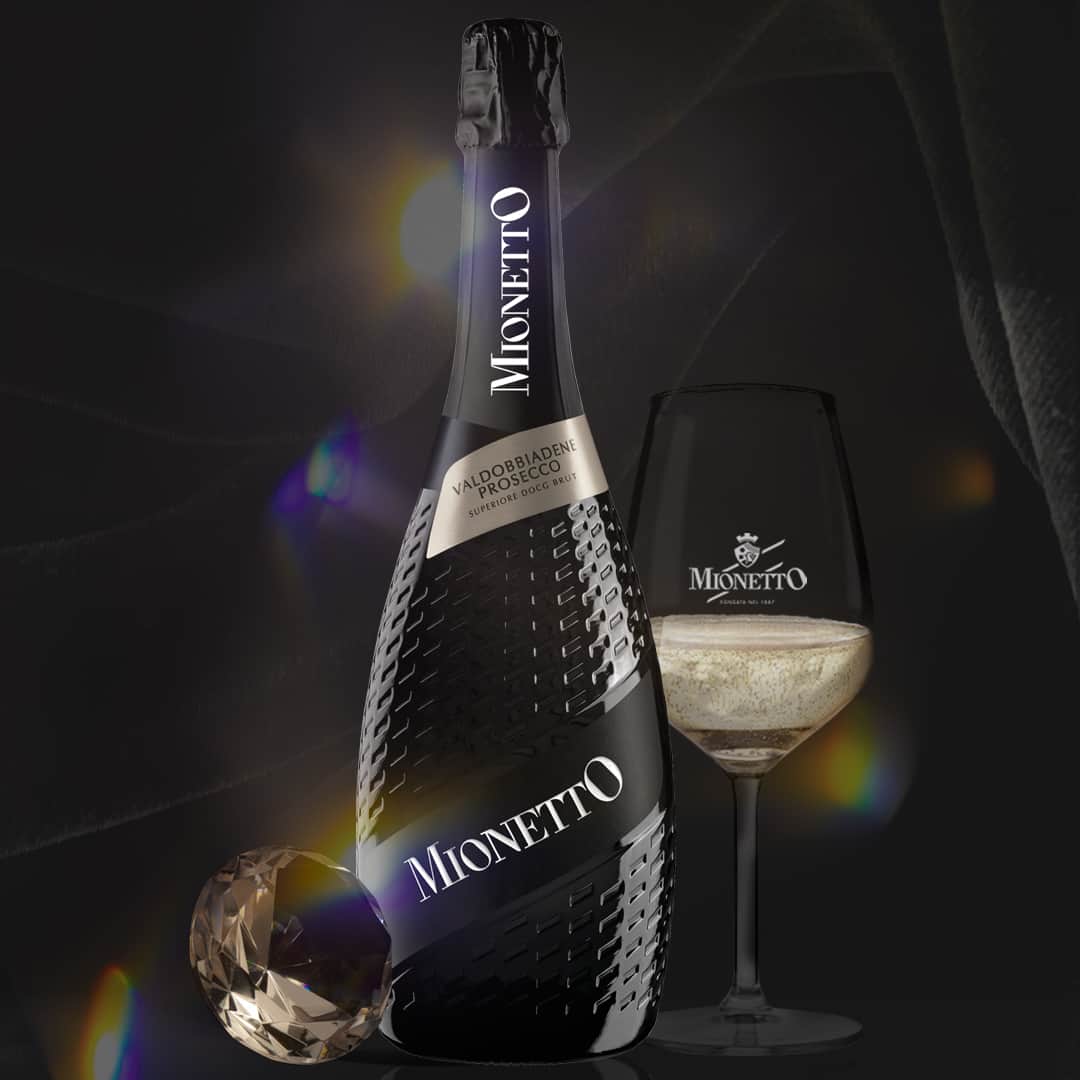Mionetto Proseccoのインスタグラム：「Il primo passo verso una nuova Luxury Collection. 💎⁣ Valdobbiadene Prosecco Superiore DOCG Brut è uno spumante armonioso di grande fascino ed esclusività, creato per chi ama deliziare e sorprendere i propri sensi.⁣ Prezioso ed elegante, presenta un perlage sottile e persistente che ben si accompagna al profumo di frutta matura, miele e fiori d’acacia e agli aromi di mela golden e pera, con un retrogusto piacevolmente amarognolo. Esso è custodito in una nuova bottiglia di pregio che fonde trasparenza e forma, luci e ombre, reinterpretando in chiave contemporanea la tradizione dei maestri vetrai veneziani. Nasce così un oggetto dal valore intrinseco, capace di esaltare questo spumante unico e fresco… sempre più Luxury!⁣ Scopri il nuovo Valdobbiadene Prosecco Superiore DOCG Brut⁣ Link in Bio⁣ #mionettoprosecco #mionettoinsieme⁣ Bevi Mionetto responsabilmente」