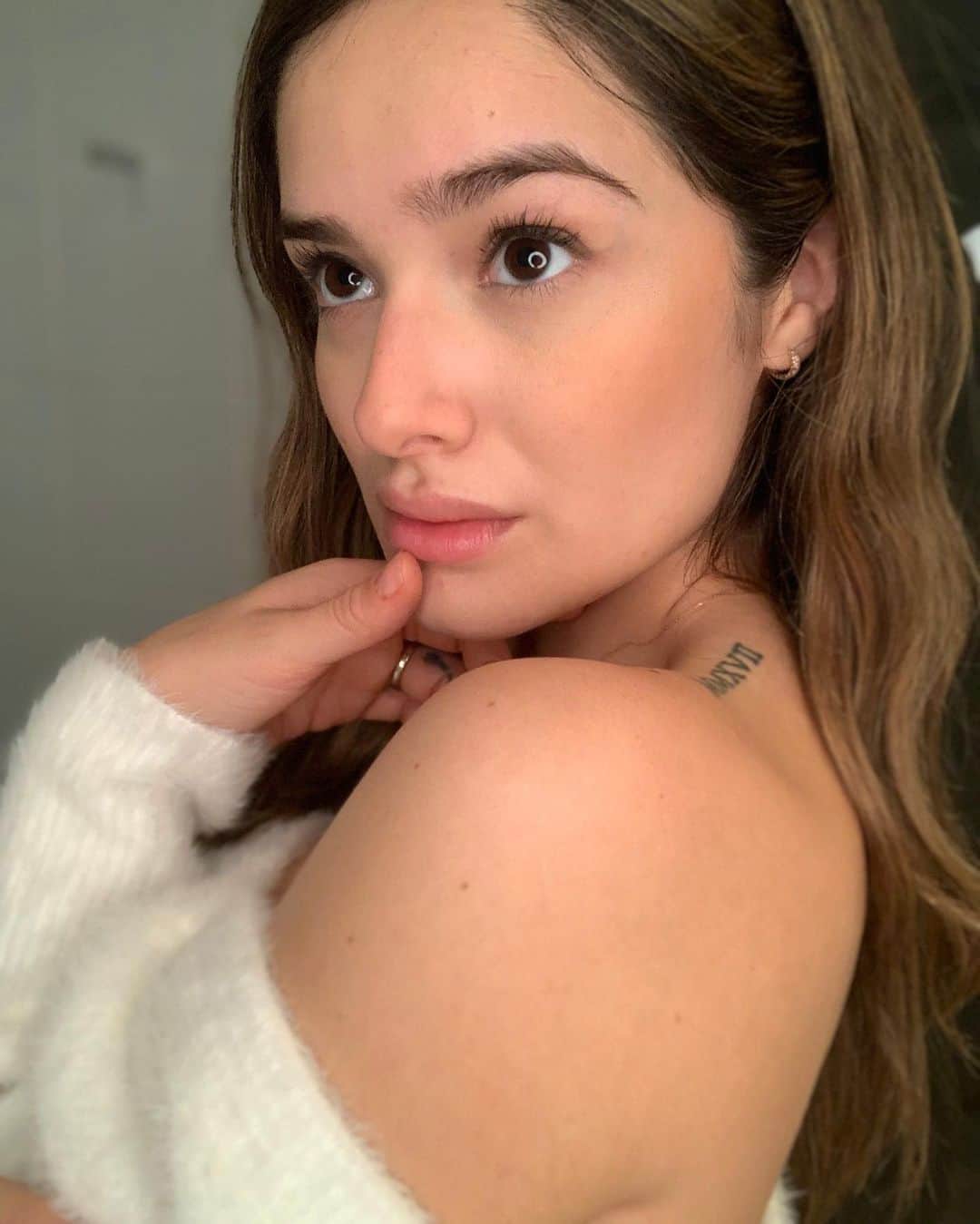 チャチー・ゴンザレスのインスタグラム：「The ring light made me do it 🤷🏻‍♀️...the last one is how most of my photos turn out tho 😭😂」