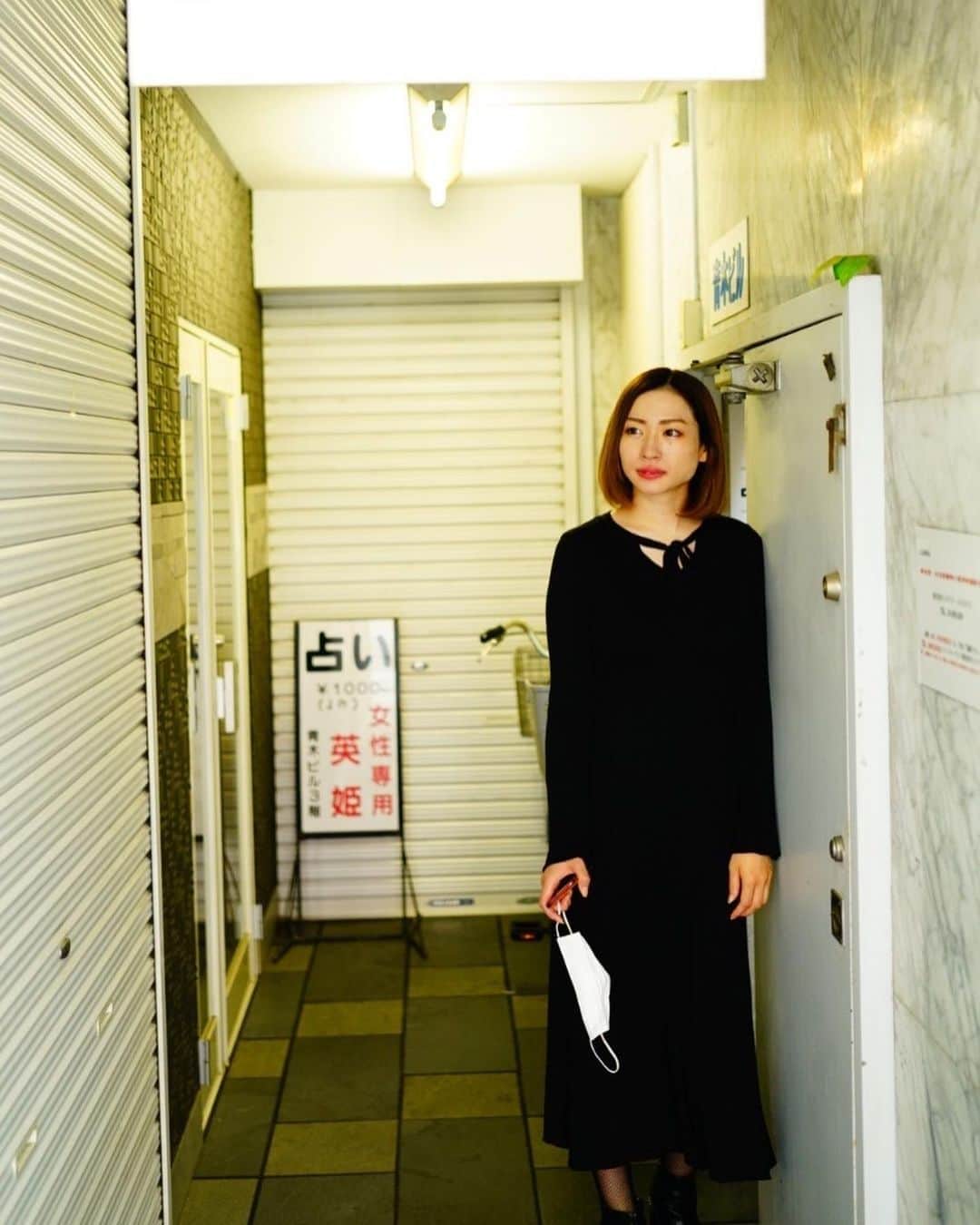 香衣さんのインスタグラム写真 - (香衣Instagram)「占いで裏目占め  舞台"ドブ恋"で知り合った 役者であり写真作品が素敵な橋本さんに 大好きなおじいちゃんのいる街 巣鴨でポートレート撮って戴きました。 どこもいいスポットで 橋本さんがまたそれを 更に魅力的に映してくださる。  まずはこの占いスペースシャトルから。 中には行ってません。 私はこの人生占い屋さんに行ったことありません。 近い将来や未来などは 自分で切り開いていきたくおもいますですのですので。  @hashik_dayo  #役者#俳優#camera#一眼レフ  #カメラ#写真#作品#ポートレート #photography#actor#actress  #巣鴨#楽園#好きな街#おじいちゃん #老人#お年寄り#橋本恵一郎 さん #占い#看板#香衣#巣鴨とげぬき地蔵通り #マスク#2020#秋#黒コーデ#網タイツ」10月23日 2時41分 - kaicai