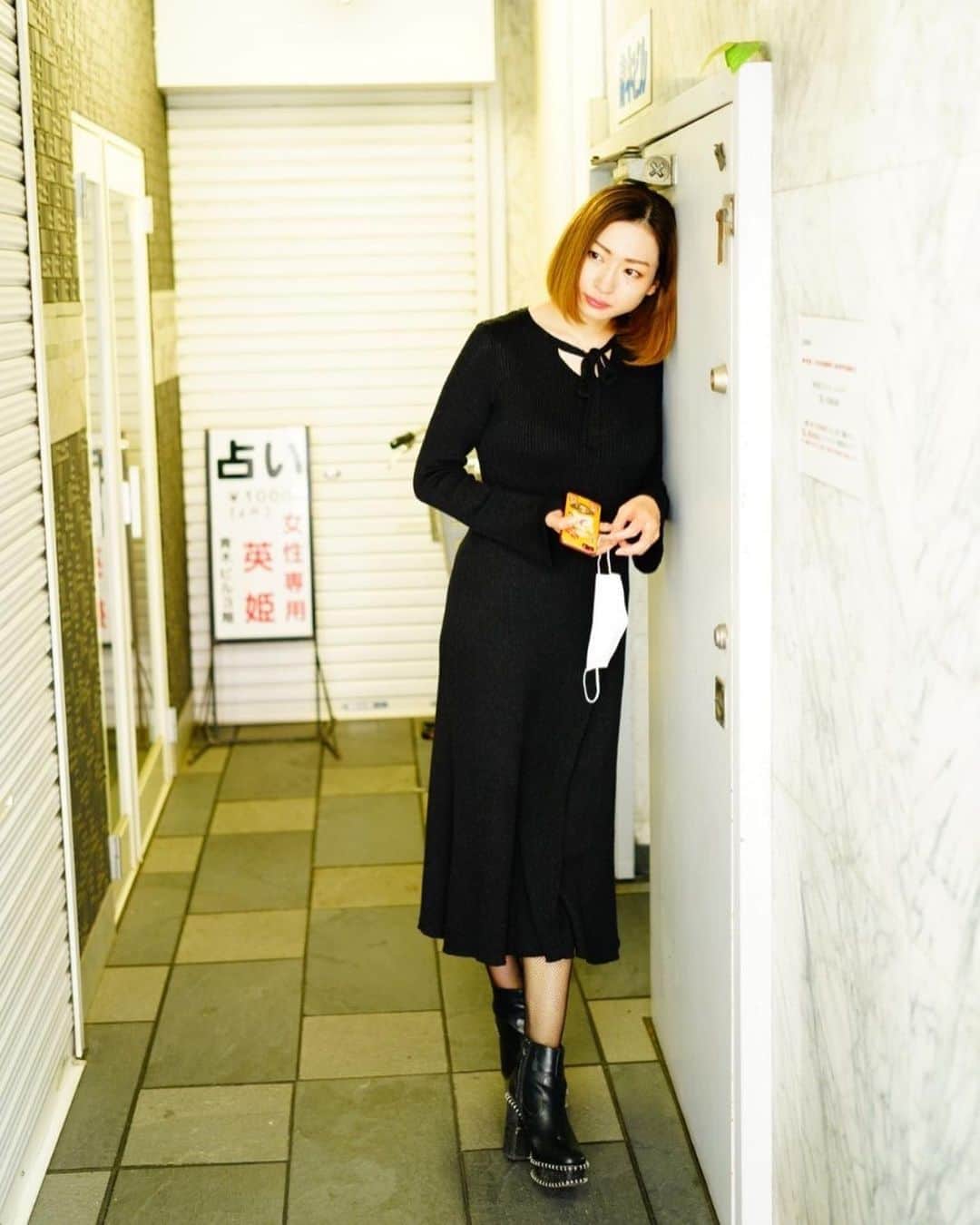 香衣さんのインスタグラム写真 - (香衣Instagram)「占いで裏目占め  舞台"ドブ恋"で知り合った 役者であり写真作品が素敵な橋本さんに 大好きなおじいちゃんのいる街 巣鴨でポートレート撮って戴きました。 どこもいいスポットで 橋本さんがまたそれを 更に魅力的に映してくださる。  まずはこの占いスペースシャトルから。 中には行ってません。 私はこの人生占い屋さんに行ったことありません。 近い将来や未来などは 自分で切り開いていきたくおもいますですのですので。  @hashik_dayo  #役者#俳優#camera#一眼レフ  #カメラ#写真#作品#ポートレート #photography#actor#actress  #巣鴨#楽園#好きな街#おじいちゃん #老人#お年寄り#橋本恵一郎 さん #占い#看板#香衣#巣鴨とげぬき地蔵通り #マスク#2020#秋#黒コーデ#網タイツ」10月23日 2時41分 - kaicai