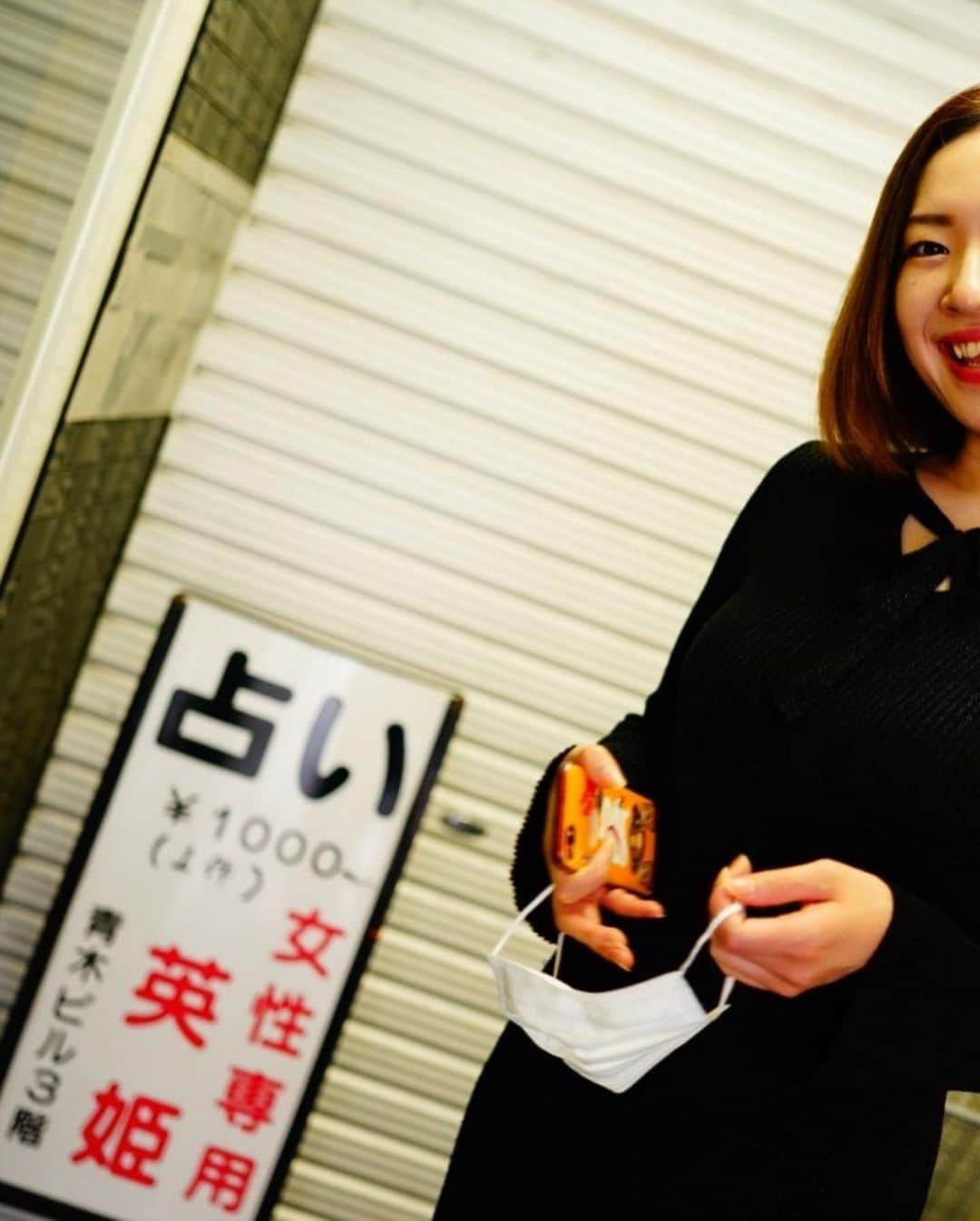 香衣さんのインスタグラム写真 - (香衣Instagram)「占いで裏目占め  舞台"ドブ恋"で知り合った 役者であり写真作品が素敵な橋本さんに 大好きなおじいちゃんのいる街 巣鴨でポートレート撮って戴きました。 どこもいいスポットで 橋本さんがまたそれを 更に魅力的に映してくださる。  まずはこの占いスペースシャトルから。 中には行ってません。 私はこの人生占い屋さんに行ったことありません。 近い将来や未来などは 自分で切り開いていきたくおもいますですのですので。  @hashik_dayo  #役者#俳優#camera#一眼レフ  #カメラ#写真#作品#ポートレート #photography#actor#actress  #巣鴨#楽園#好きな街#おじいちゃん #老人#お年寄り#橋本恵一郎 さん #占い#看板#香衣#巣鴨とげぬき地蔵通り #マスク#2020#秋#黒コーデ#網タイツ」10月23日 2時41分 - kaicai