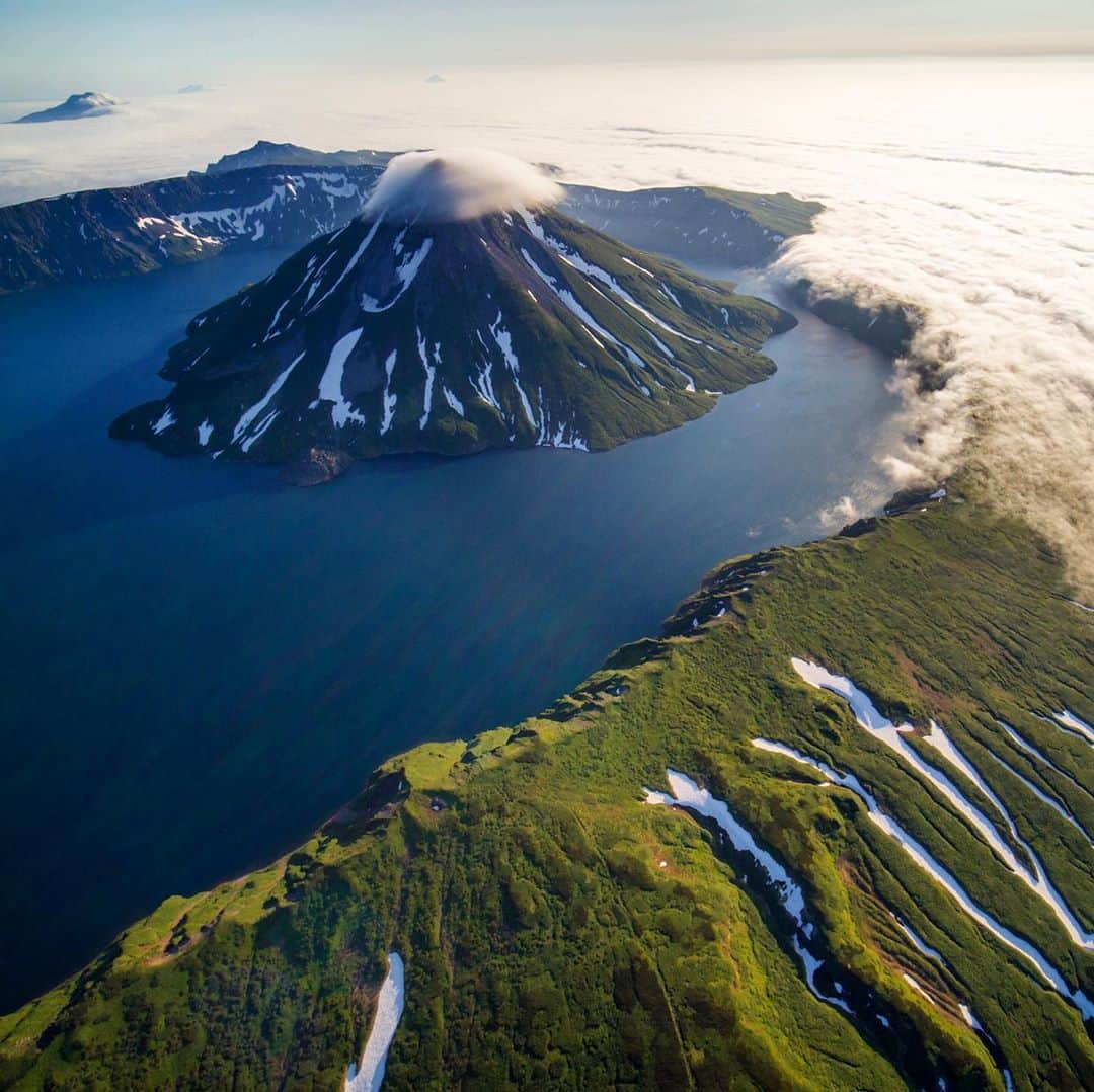 クリス・バーカードのインスタグラム：「I’ve never experienced a more ferocious landscape. The wind withers yours skin & ravages the body like it does every flattened & broken structure on the island. Often we see the sunshine as some kind of respite in these environments, but the truth is that in the Kurilsthe fog, heavy rain and ultimately dreary weather is what makes these places even remotely livable.」