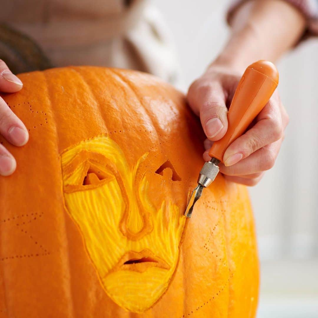 マーサ・スチュワートさんのインスタグラム写真 - (マーサ・スチュワートInstagram)「If you haven’t gotten in on this season’s pumpkin-carving festivities, it’s not too late! Today on #homeschoolwithmartha, we’re sharing our editors’ tips and tricks to carving your pumpkin patch haul. 🎃 From choosing the right tools, to applying a template, we share a step-by-step tutorial over on our Stories. Plus, visit the link in bio for the downloadable template of this witch silhouette pumpkin. 📷: @bryangardnerphotography」10月23日 2時57分 - marthastewart