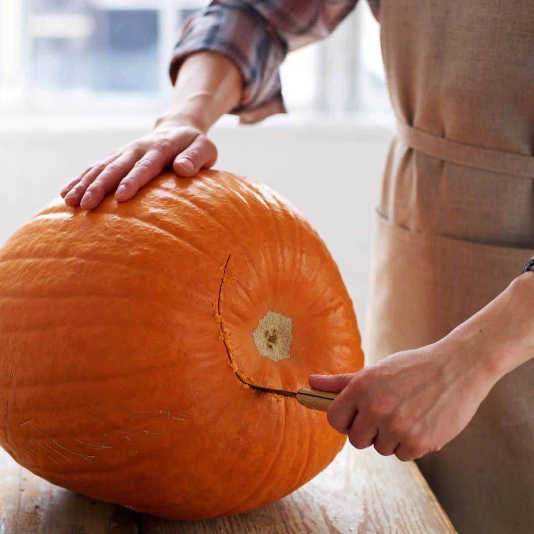 マーサ・スチュワートさんのインスタグラム写真 - (マーサ・スチュワートInstagram)「If you haven’t gotten in on this season’s pumpkin-carving festivities, it’s not too late! Today on #homeschoolwithmartha, we’re sharing our editors’ tips and tricks to carving your pumpkin patch haul. 🎃 From choosing the right tools, to applying a template, we share a step-by-step tutorial over on our Stories. Plus, visit the link in bio for the downloadable template of this witch silhouette pumpkin. 📷: @bryangardnerphotography」10月23日 2時57分 - marthastewart