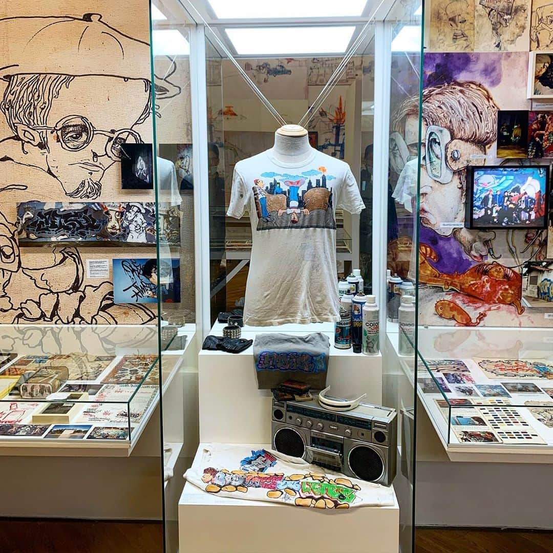 osgemeosのインスタグラム：「exposição “SEGREDOS” retrospectiva  A mostra tem sua estréia  na Pinacoteca Luz @pinacotecasp .  Para garantir sua visita, os ingressos precisam ser reservados no site da Pinacoteca: www.pinacoteca.org.br.  É só entrar no site, que está tudo super explicado, mostrando como fazer para garantir sua entrada e os procedimentos de segurança. (Ingressos apenas pelo site) Garanta o seu!  Agradecemos a todos! E boa exposição ✨❤️🙏🏼  exebitions “SECRETS” is oficially open at  Pinacoteca Luz @pinacotecasp. To guarantee your visit, tickets need to be booked on the Pinacoteca website: www.pinacoteca.org.br.  Just click on the link, everything is well explained, showing how to ensure your entry and security procedures. (Tickets only through the website). Guarantee yours!  We thank you all!  And enjoy the show! ✨❤️🙏🏼 #pinacoteca #segredos #contemporanyart #osgemeos #history #retrospect」