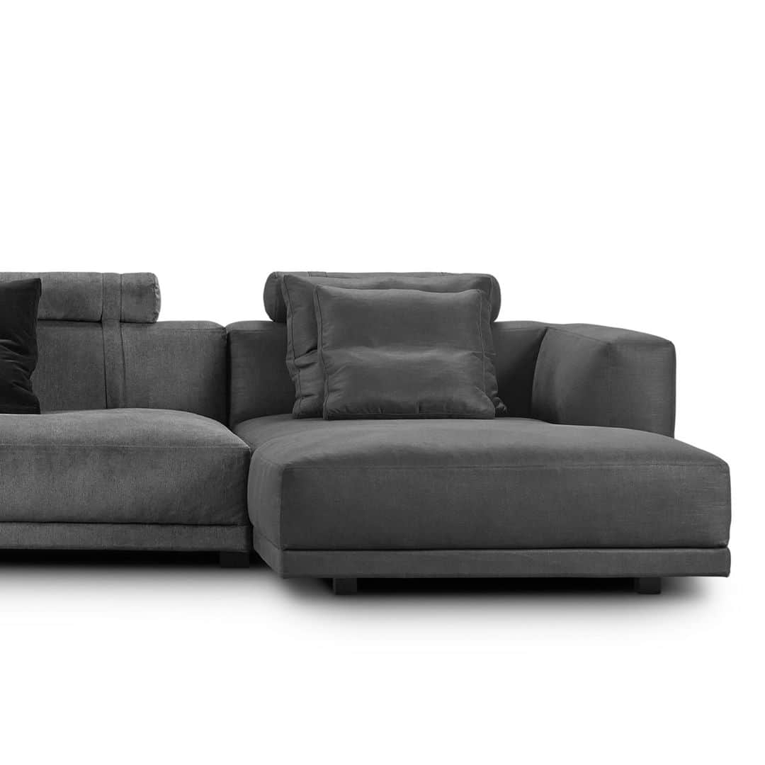 eilersenのインスタグラム：「"Our highly flexible production facilities means that we have the muscles required to produce individual sofas to order. This gives an exceptionally flexible modular system that covers any need and makes it easy for the consumer to build their very own sofa group" guarantees Jens Juul Eilersen.⁠ •⁠ •⁠ •⁠ #eilersen #eilersenfurniture #myeilersen #rig #interiordesign #homedecor #sofa #danishdesign #inredning #finahem #interiorlovers #interiordesign #modernliving #minimalism #nordiskehjem #nordicinspiration #nordicliving #craftsmanship #luxurylifestyle #boligindretning #designinterior #livingroominspo #boliginspiration #softminimalism #hemindredning #schönerwohnen #nordicminimalism」