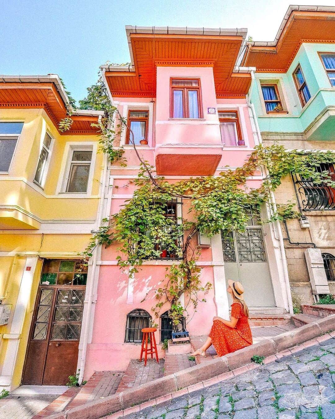Izkizのインスタグラム：「Colourful corners of Istanbul 🏡 Which house would you pick: 💛💖💚? Edit: @izkizapp」