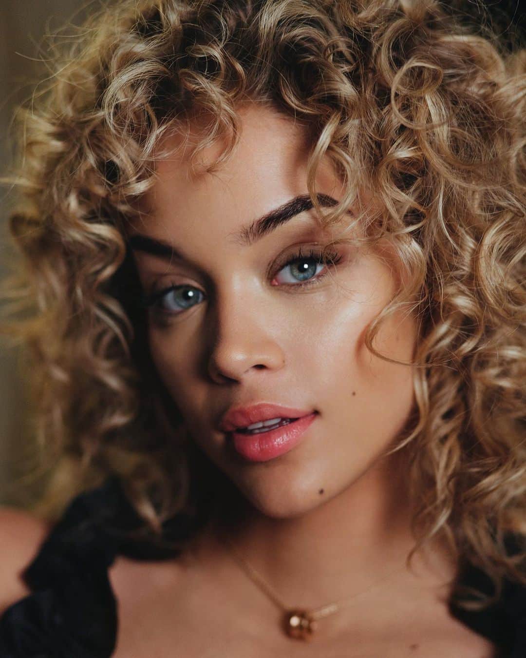 ジャスミン・サンダースのインスタグラム：「I’m going LIVE *TODAY* at 7pm est /  4pm PST with the Head of @cantubeauty Global Community & Communications, @melissachanel! Tune in virtually for our Curly Girl Chat to discover some of my current favorite Cantu products and all of my tips and tricks to styling my top curly looks. Share your curly hair care questions in my comments below! Melissa and I will be answering a few during the Live! 🧡 Can’t wait!!」