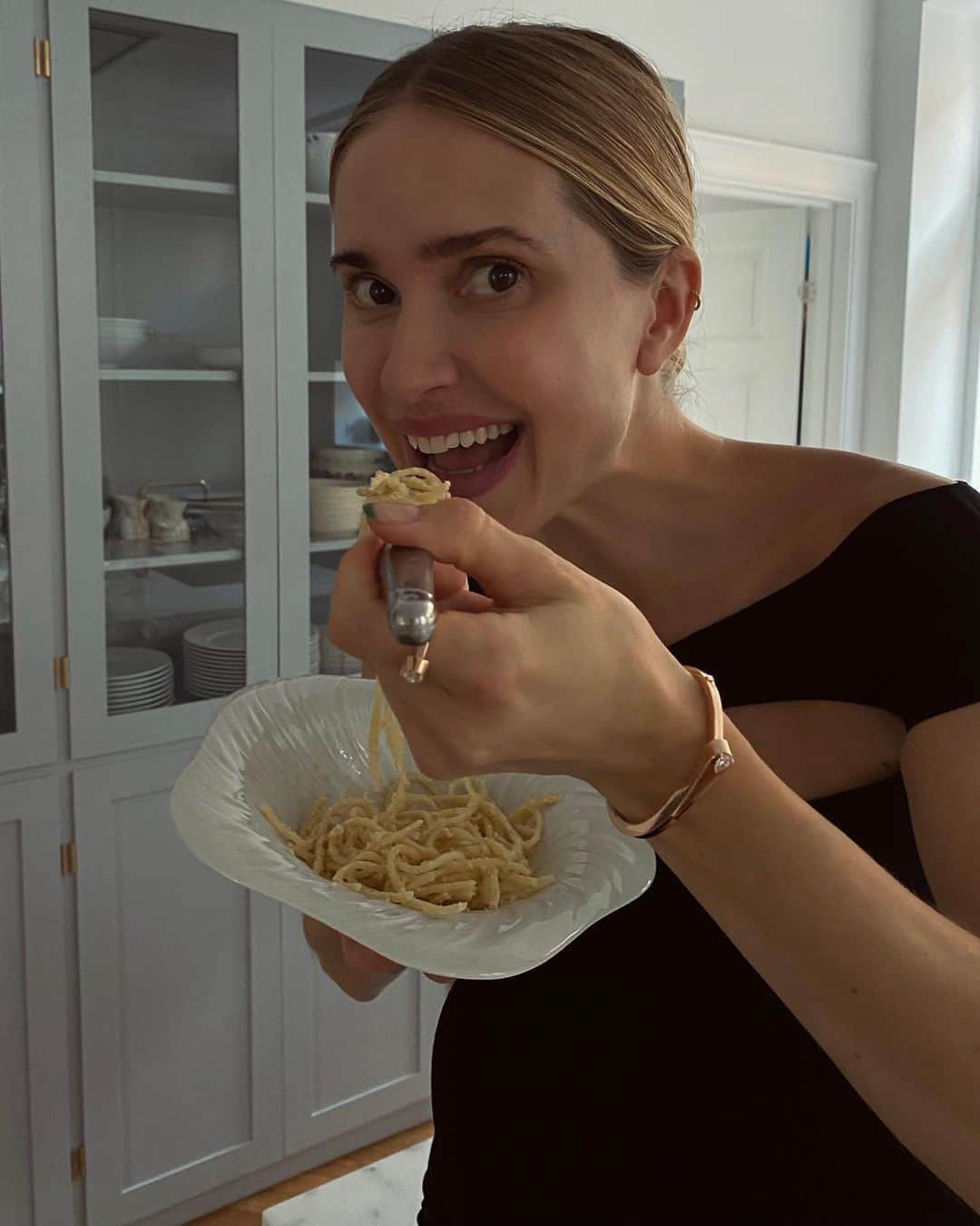 ペニーレ・タイスベックさんのインスタグラム写真 - (ペニーレ・タイスベックInstagram)「Annonce Tonight’s chef dressed up in her finest pieces and made her major craving 🍝 for a dinner date at home💛  @repossi #repossinarratives」10月23日 3時05分 - pernilleteisbaek