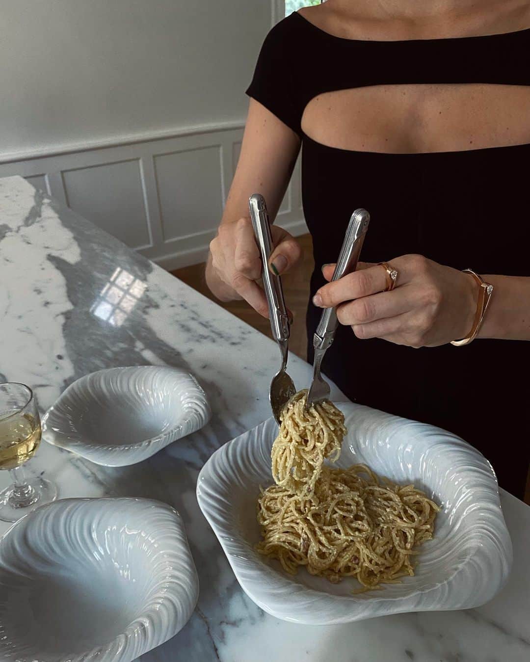 ペニーレ・タイスベックのインスタグラム：「Annonce Tonight’s chef dressed up in her finest pieces and made her major craving 🍝 for a dinner date at home💛  @repossi #repossinarratives」