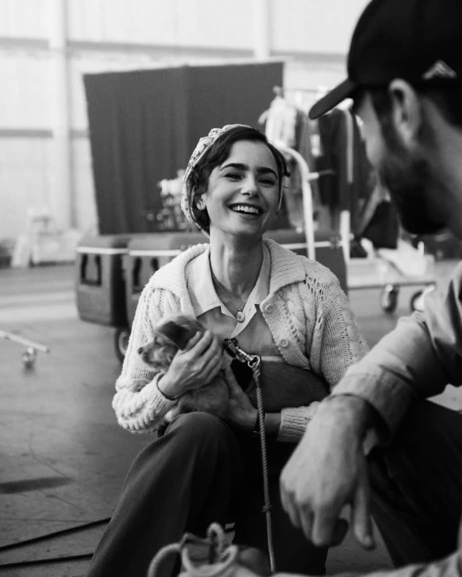 リリー・コリンズさんのインスタグラム写真 - (リリー・コリンズInstagram)「Scenes from set. All smiles and love with @redforddog and @charliemcdowell visiting me at work. More film #BTS from #MANK in my bio...」10月23日 3時07分 - lilyjcollins