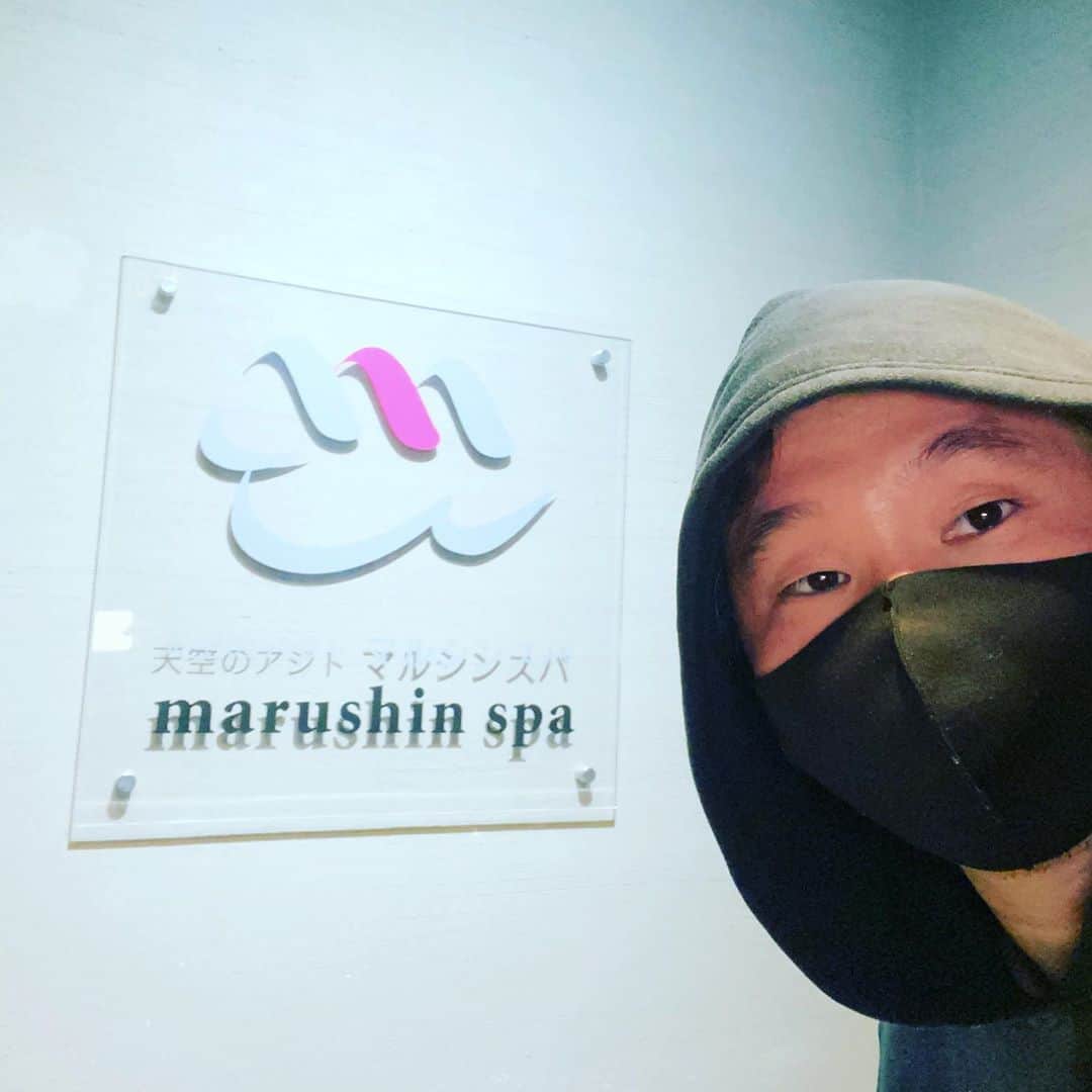 植田朝日のインスタグラム：「♨️♨️♨️﻿ ﻿ 今宵は仕事終わりに天空のアジトへ。﻿ ﻿ いや〜、整った整った‼️﻿ ﻿ サウナハットを被るようなサウナー達に紛れ、100°越えの熱々サウナ、水風呂、夜景を観ながらの外気浴を何セットもかます。﻿ ﻿ 気持ち良すぎっしょ！w﻿ ﻿ マルシンスパ最高‼️﻿ ﻿ #サウナ #サウナー #サ活 #天空のアジト #マルシンスパ」