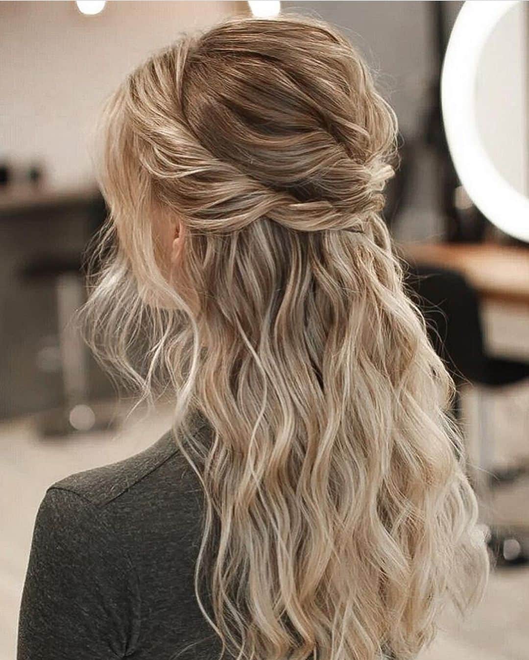 のインスタグラム：「Let’s talk waves! Beachy boho or brushed out??」