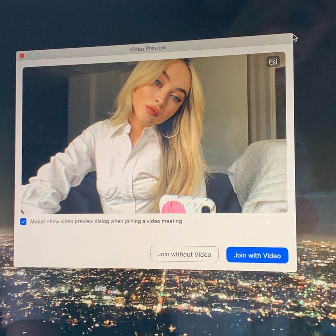サブリナ・カーペンターのインスタグラム：「chaotic camera roll dump is back laid ease」