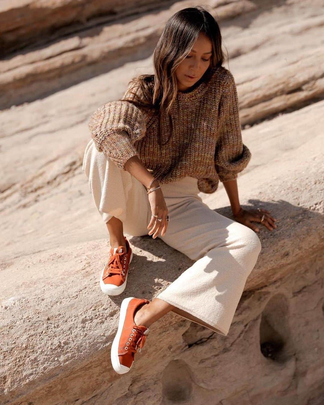 ジュリー・サリニャーナのインスタグラム：「Hiking in style with my new @cariuma x Pantone sneakers. 🏜 #ad」