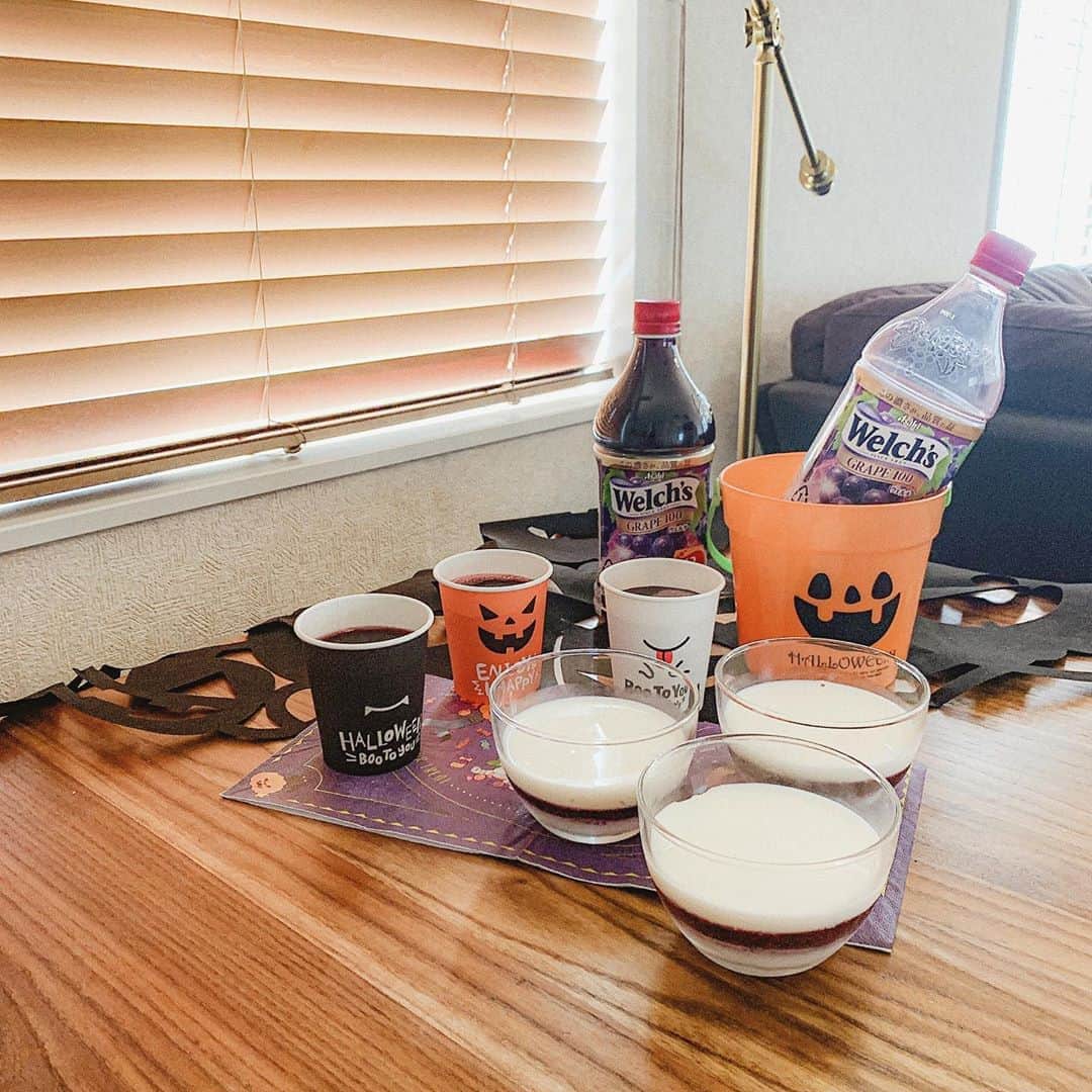 新井ニーニャさんのインスタグラム写真 - (新井ニーニャInstagram)「🎃﻿ ﻿ 𝐇𝐀𝐏𝐏𝐘 𝐇𝐀𝐋𝐋𝐎𝐖𝐄𝐄𝐍💜﻿ ﻿ ってまだですが🤣﻿ コロナで大掛かりなことは出来ないから﻿ 今年はおうちでHALLOWEEN PARTYを﻿ やることにしました🧟‍♀️🍫﻿ ﻿ ﻿ HALLOWEENといえば﻿ オレンジ✖️パープル✖️ブラック﻿ 🧡💜🖤こんな感じよね🤔﻿ ﻿ パープルは食材で雰囲気出すの﻿ 大変だからウェルチ頼り！🍇﻿ ﻿ ブドウしか使っていない砂糖不使用なのに﻿ しっかり甘味があるからデザートにも﻿ 応用出来ちゃうという🤤素晴らしい🤤👏﻿ 本番に向けて練習で作ったのは﻿ シマシマゼリー💜🤍💜🤍﻿ ﻿ 作り方は簡単だよ✌️﻿ ✔️ウェルチをレンジで温め、ゼラチン投入﻿ ✔️型に入れて冷蔵庫へ﻿ ✔️間に挟みたい飲み物を﻿ レンジで温め、ゼラチン投入﻿ ✔️型に上から追加して冷蔵庫へ﻿ これを繰り返すだけ👏﻿ (甘いのが好きな方はお砂糖出すと良いかも。 うちはてんさい糖を足したよ🍃) ﻿ ウェルチのオレンジもあるから﻿ 牛乳or豆乳を使って﻿ 2色も良いかな？🧡🤍💜🤍﻿ ﻿ 練習分は今日の子供達の﻿ おやつにしよう〜🤤💕﻿ ﻿ ﻿ #HALLOWEEN #ハロウィン #ハロウィン準備 #ハロウィンパーティー #ハロウィーン #ハロウィーン準備 #ハロウィーンパーティー #アレンジウェルチ #ウェルチ #pr #男の子ママ #3児のママ #歳の差兄弟」10月22日 18時31分 - 22nina77