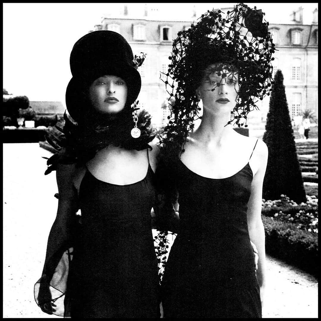 フィリップトレーシーさんのインスタグラム写真 - (フィリップトレーシーInstagram)「#repost @septemberissue22  Vogue - October 1992. Time for Change “While some predict the demise of the haute couture, others say it just needs a modern edge” ✂️ @katherinebetts ✨ “Its all about mood” says Karl Lagerfeld of today’s couture, “and how you put it together.” “The folly come from the accessories” adds Lagerfeld, who asked milliner @philiptreacy to create playful hats that looked like a child had constructed them🎩  Models: @lindaevangelista 🇨🇦 and #KristenMcMenamy 🇺🇸  📷: @stevenmeisel_  Fashion editor: @therealgracecoddington  Hair: @garrennewyork  Makeup: François Nars @narsissist  #vogue #voguemagazine #lindaevangelista #supermodels #hautecouture #stevenmeisel #gracecoddington #garrennyc #francoisnars #chanel #karllagerfeld #christainlacroix #lacroix #philiptreacy #katherinebetts #90s #90sfashion #fashion #1992 #goldenageoffashionmagazines #septemberissue22 #tbt」10月22日 18時30分 - philiptreacy