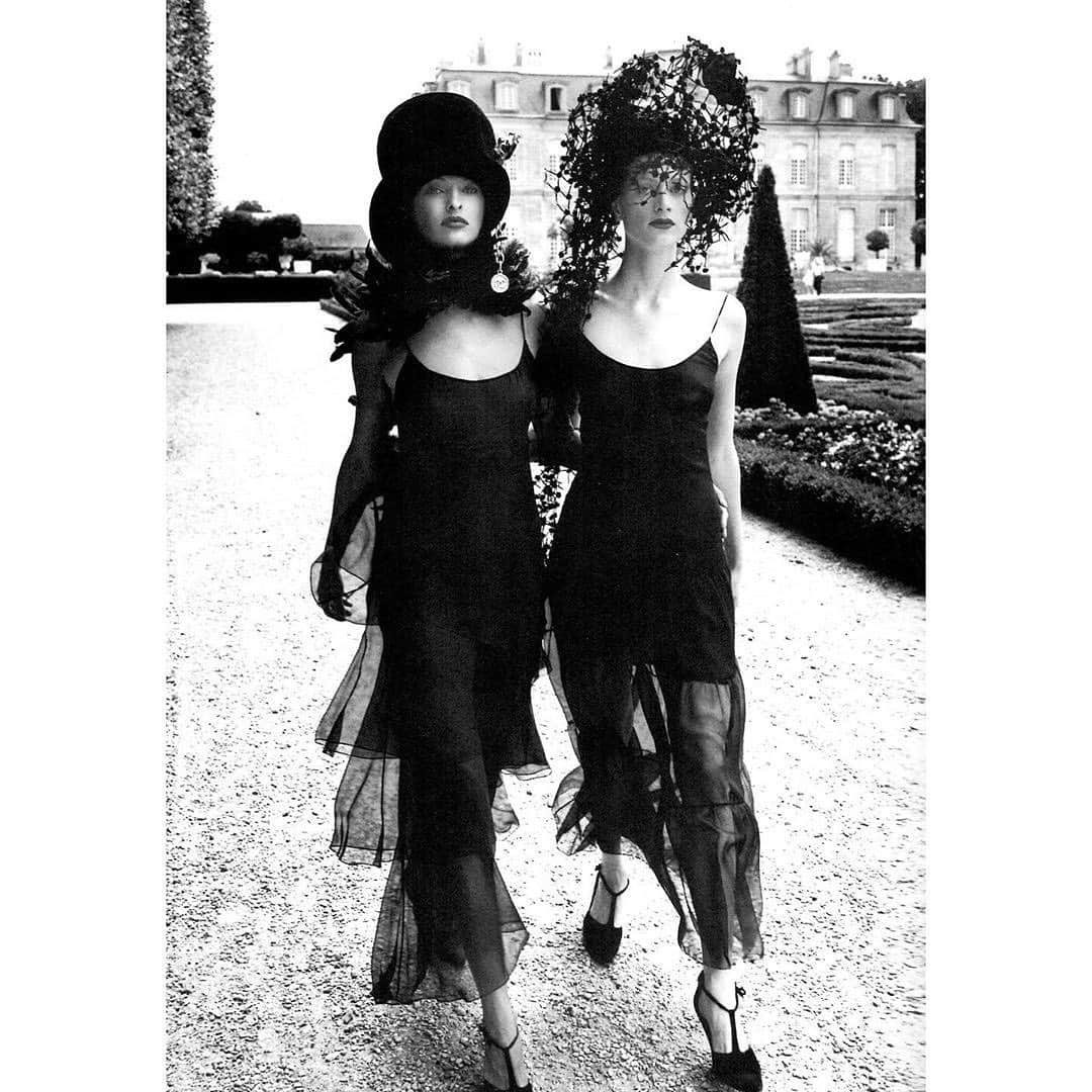 フィリップトレーシーさんのインスタグラム写真 - (フィリップトレーシーInstagram)「#repost @septemberissue22  Vogue - October 1992. Time for Change “While some predict the demise of the haute couture, others say it just needs a modern edge” ✂️ @katherinebetts ✨ “Its all about mood” says Karl Lagerfeld of today’s couture, “and how you put it together.” “The folly come from the accessories” adds Lagerfeld, who asked milliner @philiptreacy to create playful hats that looked like a child had constructed them🎩  Models: @lindaevangelista 🇨🇦 and #KristenMcMenamy 🇺🇸  📷: @stevenmeisel_  Fashion editor: @therealgracecoddington  Hair: @garrennewyork  Makeup: François Nars @narsissist  #vogue #voguemagazine #lindaevangelista #supermodels #hautecouture #stevenmeisel #gracecoddington #garrennyc #francoisnars #chanel #karllagerfeld #christainlacroix #lacroix #philiptreacy #katherinebetts #90s #90sfashion #fashion #1992 #goldenageoffashionmagazines #septemberissue22 #tbt」10月22日 18時30分 - philiptreacy