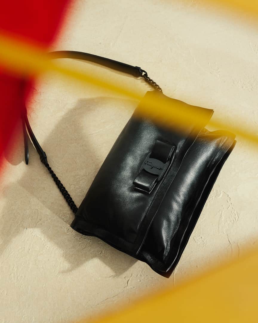 サルヴァトーレ・フェラガモのインスタグラム：「Youthful, modern and versatile, the subliminal new Viva Bow bag is lushly padded and soft to the touch, embellished with a distinct bow in a tonal finish for contemporary allure. #VivaBowBag」