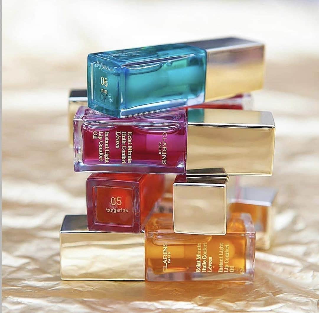 Clarins Australiaさんのインスタグラム写真 - (Clarins AustraliaInstagram)「Everyone’s favourite handbag essential, our Instant Light Lip Comfort Oils! ⁣ ⁣ From top to bottom 👇🏻⁣ 🌿06 Mint ⁣ 🍓02 Raspberry⁣ 🍊05 Tangerine⁣ 🍯 01 Honey ⁣ ⁣ What flavours have you collected?⁣ ⁣ 📸Image via @clarinsid ⁣ ⁣ #ClarinsAus #ClarinsMakeup」10月22日 18時30分 - clarinsanz