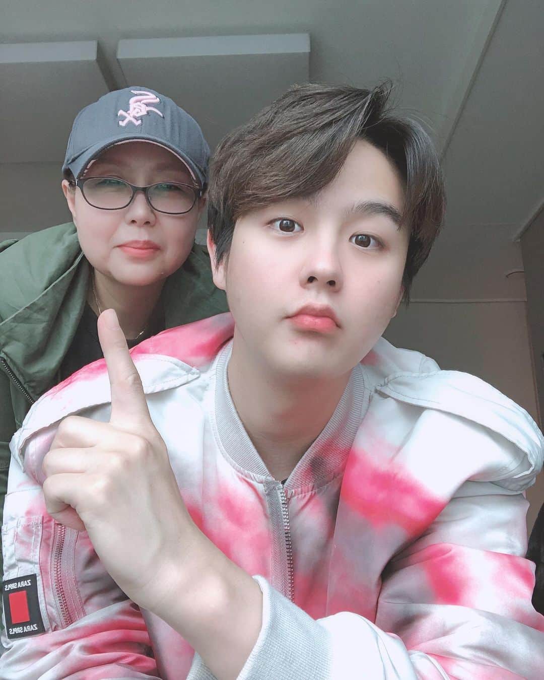 インジュン のインスタグラム：「お母さん~ 어머니~ Mother . . . #셀카#셀피#엄마#인준#아들 #selfie#daily#l4l#mother #インジュン#お母さん#似てる?」