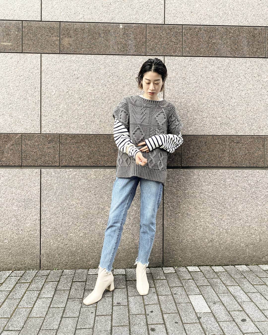 Ginaさんのインスタグラム写真 - (GinaInstagram)「Gina's DENIM SNAP📸  Ungridルミネ横浜店スタッフ 片岡みなみさんが選んだのは、カットオフのスリムデニム👖 程よいフィット感が女性らしい雰囲気です。さらに足元に黒ではなく、白ブーツと合わせるがとっても新鮮！  そしてこの時期に活躍してくれるニットベストは、覚えておきたいトレンドアイテムのひとつ🧐 今季はレイヤードがオシャレ見えのポイントになりそうです✔️  #Gina #Ginamagazine #GinaFall #Ungrid #アングリッド」10月22日 18時24分 - gina_mag