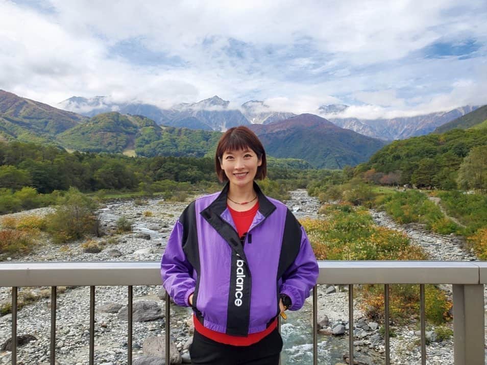 西谷綾子さんのインスタグラム写真 - (西谷綾子Instagram)「⛰✨ 白馬を訪れたら必ず寄りたい場所 #白馬大橋  ここから見る景色、好きなんだよね🥰  10/17に初冠雪☃️🏔 翌日は、少し溶けてしまったようですが ｢白馬三段紅葉｣ が見れて嬉しかった☺️🍁  #白馬国際トレイルラン #長野 #白馬 #白馬村 #自然が好き  #白馬三山 #北アルプス #白馬三段紅葉  #自然 #紅葉 #hakuba #japan #trailrunning #walking #natural #mountain #trail」10月22日 18時25分 - ayako.nishitani