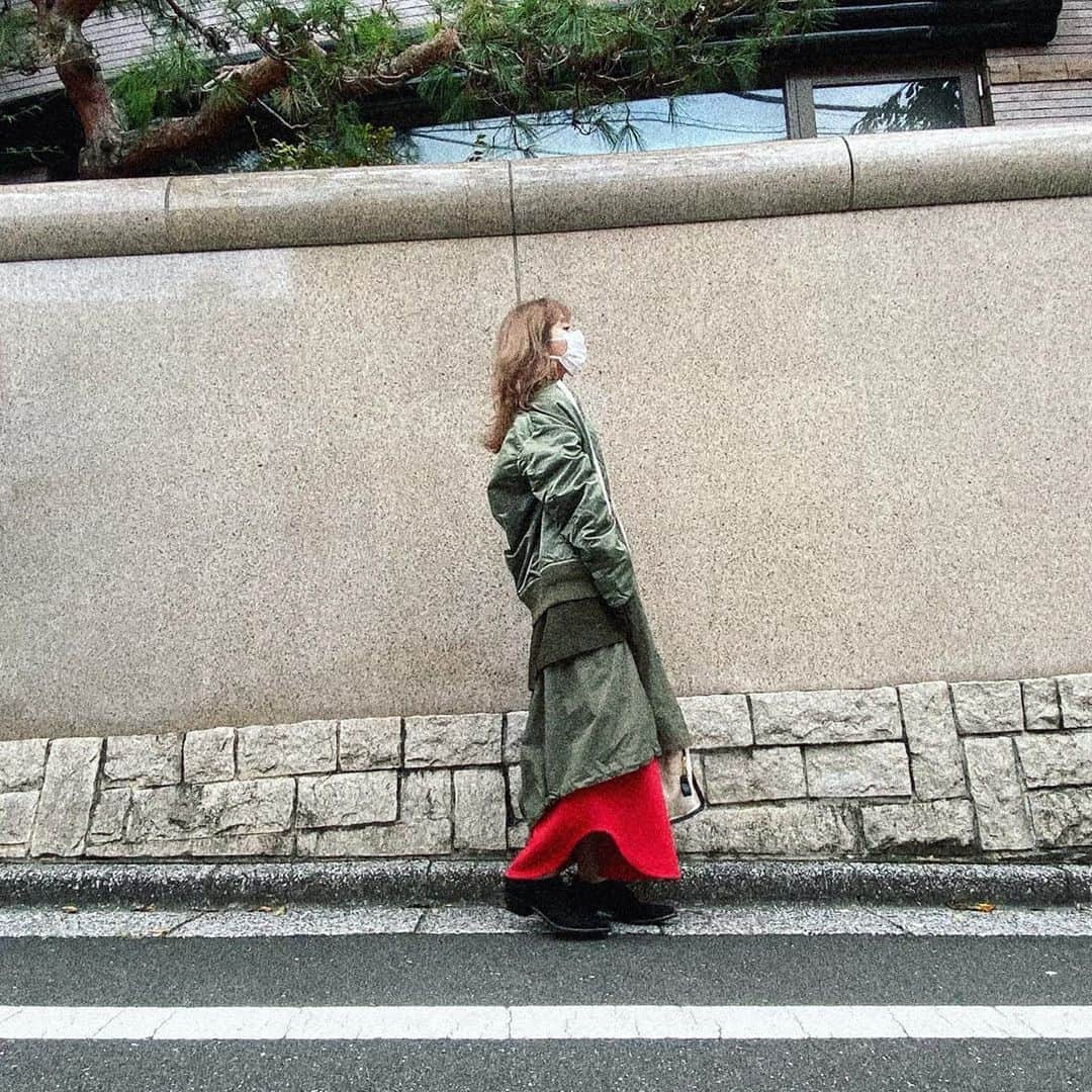 MACOのインスタグラム：「今日0時になったら「再恋愛」って新曲が リリースなんですけど全く関係ない写真 upしますね🚶‍♂️ 寒くなってきたので @sacaiofficial ロングMA1登場👨🏻‍🚀  #写真は今日じゃないけど #0時過ぎたら再恋愛 #リリースでございますっ #よろしくお願いします 💏」