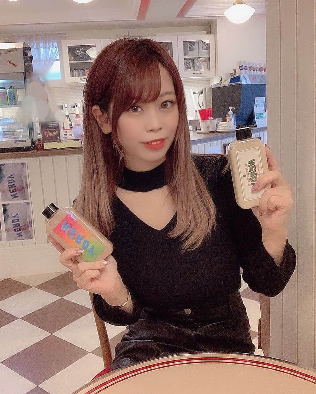 りなてぃんさんのインスタグラム写真 - (りなてぃんInstagram)「𓂃 𓈒𓏸 ㅤㅤ 先日大学時代の友人と久しぶりに 会ったよ〜！🐻💭❤︎❤︎ ㅤㅤ 新大久保行ってご飯食べたり カフェ巡りして楽しかった！♩ ㅤㅤ 今回は原宿にある#nerdycafe ☕️ に行ってきました(´っ･o･ｃ`)🤍🤍  NERDYCAFE(ノルディカフェ)は元々 韓国ブランド「NERDY」のお店（韓国･弘大）の 1階にあるカフェで原宿に2019年10月に上陸🕊  「NERDY」は韓国のラッパーZICOが プロデュースしたファッションブランド！  ㅤㅤ お友達に誘われて行ったんだけど 店内も可愛いし、ドリンクボトルも お洒落だったよー！！🧸 ㅤ ㅤㅤ ぜひ行ってみてね！₍ ᐢ..ᐢ ₎♡  洋服は上下グレイル🕊🤍🤍 レザースカートはYouTubeで紹介した ばかりだからぜひご覧ください！！！ ㅤ ㅤㅤ 𖧷𓂃 ㅤㅤ あ、写真見て気づいた方いるかな！？ マツエク👀付け直してきたよ🧸 ㅤㅤ また渋谷にある(@dazzy_lash ) さんにお邪魔してきました🙆‍♀️💭 ㅤㅤ 先日YouTubeに美容Dayの一日の 動画を載せたら私のYouTube、インスタ見て 行ってくださった方がいたみたいで嬉しい！ ありがとうございます🙏😌😌 ㅤㅤ めちゃくちゃ希望通りになるし 日本一安いからオススメだよ♩ ㅤㅤ ぜひチェックしてみてね！ ㅤㅤ  ＊りなてぃんマツエクデザイン詳細＊ ｜フラット上下付け放題 ｜Design：ナチュラル ｜太さ 上0.15/下 0.15 ｜長さ 上11-12-12 / 下7mm ｜カール 上 Cカール /下 Jカール ｜本数 上 120本 /下 50本 ｜金額 5,000円(税込) ｜所要時間 1.5時間  ㅤㅤ  ＝＝＝＝＝＝＝＝＝＝＝＝＝＝＝ ▼マツエク＆ブロウ専門店 【dazzy LASH & BROWS】 📍東京都渋谷区宇田川町28-3 　　渋谷モーリスビル8,9F ☎️03-6416-9711 ＝＝＝＝＝＝＝＝＝＝＝＝＝＝＝  ㅤㅤ 𓂃 𓈒𓏸 ㅤㅤ  ㅤㅤ  𖤣𖥧𖥣｡𓈒𓂃  𝗳𝗼𝗹𝗹𝗼𝘄 𝗺𝗲🧺𓂃 𓈒𖤣𖥧𖥣 ………………………………………… 　　˗ˏˋ 📜𝕐𝕠𝕦𝕋𝕦𝕓𝕖  ˎˊ˗ 　「りなてぃん」で検索🔍　　 ………………………………………… 　˗ˏˋ 𝕚𝕟𝕤𝕥𝕒𝕘𝕣𝕒𝕞 🤍𝕋𝕨𝕚𝕥𝕥𝕖𝕣ˎˊ˗ 「　　@rinateen_max 」 ………………………………………… ㅤㅤ  #マツエク #dazzylash #dazzy #日本一安いマツエクサロン  #マツエクデザイン #りなてぃん #東京カフェ　#カフェ巡り　#grl  #グレイル　#プチプラコーデ  #韓国ファッション #韓国カフェ #新大久保　#原宿　#原宿カフェ #原宿グルメ #東京グルメ #東京カフェ巡り  #原宿 #東京　#韓国好きな人と繋がりたい」10月22日 18時27分 - rinateen_max
