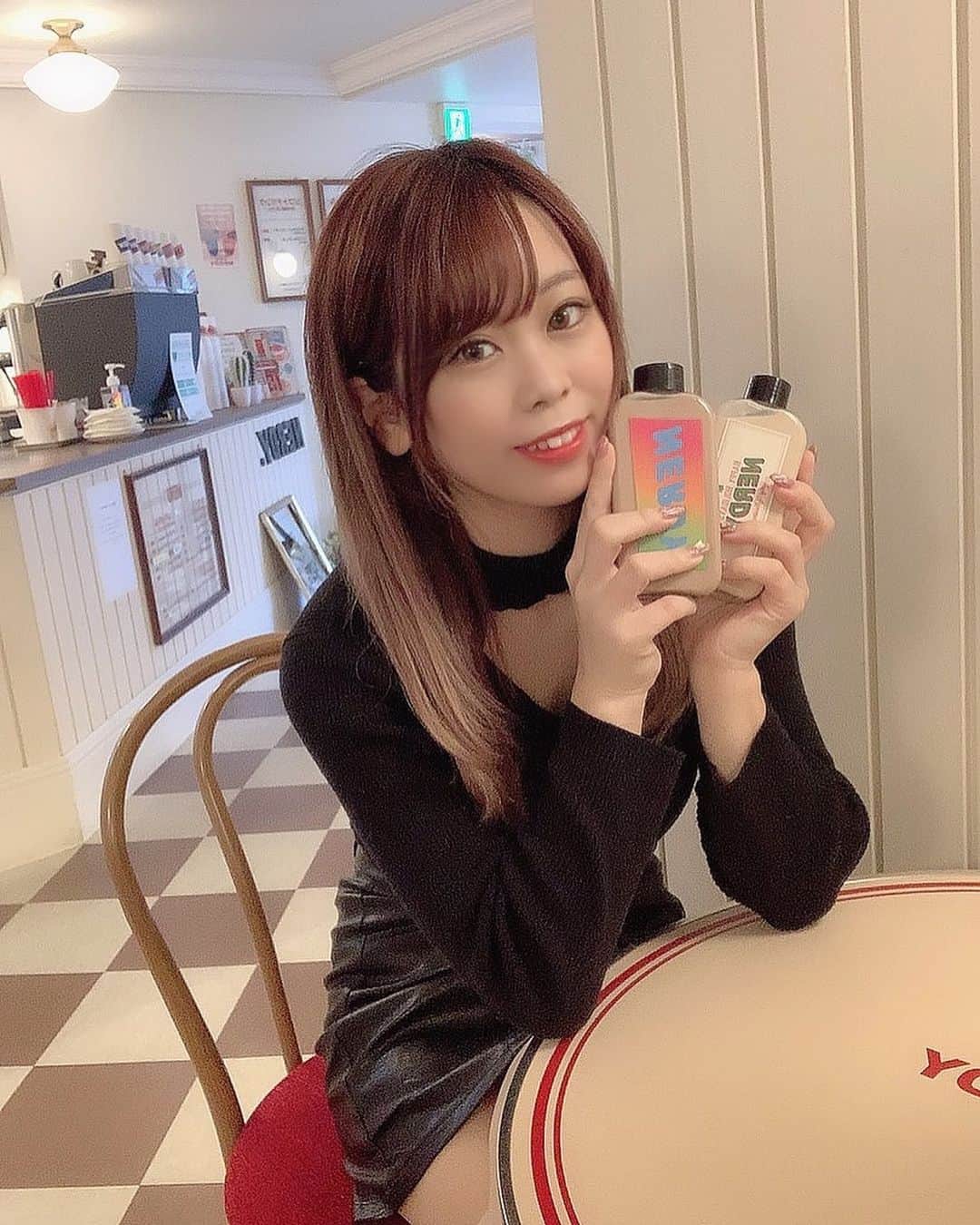 りなてぃんさんのインスタグラム写真 - (りなてぃんInstagram)「𓂃 𓈒𓏸 ㅤㅤ 先日大学時代の友人と久しぶりに 会ったよ〜！🐻💭❤︎❤︎ ㅤㅤ 新大久保行ってご飯食べたり カフェ巡りして楽しかった！♩ ㅤㅤ 今回は原宿にある#nerdycafe ☕️ に行ってきました(´っ･o･ｃ`)🤍🤍  NERDYCAFE(ノルディカフェ)は元々 韓国ブランド「NERDY」のお店（韓国･弘大）の 1階にあるカフェで原宿に2019年10月に上陸🕊  「NERDY」は韓国のラッパーZICOが プロデュースしたファッションブランド！  ㅤㅤ お友達に誘われて行ったんだけど 店内も可愛いし、ドリンクボトルも お洒落だったよー！！🧸 ㅤ ㅤㅤ ぜひ行ってみてね！₍ ᐢ..ᐢ ₎♡  洋服は上下グレイル🕊🤍🤍 レザースカートはYouTubeで紹介した ばかりだからぜひご覧ください！！！ ㅤ ㅤㅤ 𖧷𓂃 ㅤㅤ あ、写真見て気づいた方いるかな！？ マツエク👀付け直してきたよ🧸 ㅤㅤ また渋谷にある(@dazzy_lash ) さんにお邪魔してきました🙆‍♀️💭 ㅤㅤ 先日YouTubeに美容Dayの一日の 動画を載せたら私のYouTube、インスタ見て 行ってくださった方がいたみたいで嬉しい！ ありがとうございます🙏😌😌 ㅤㅤ めちゃくちゃ希望通りになるし 日本一安いからオススメだよ♩ ㅤㅤ ぜひチェックしてみてね！ ㅤㅤ  ＊りなてぃんマツエクデザイン詳細＊ ｜フラット上下付け放題 ｜Design：ナチュラル ｜太さ 上0.15/下 0.15 ｜長さ 上11-12-12 / 下7mm ｜カール 上 Cカール /下 Jカール ｜本数 上 120本 /下 50本 ｜金額 5,000円(税込) ｜所要時間 1.5時間  ㅤㅤ  ＝＝＝＝＝＝＝＝＝＝＝＝＝＝＝ ▼マツエク＆ブロウ専門店 【dazzy LASH & BROWS】 📍東京都渋谷区宇田川町28-3 　　渋谷モーリスビル8,9F ☎️03-6416-9711 ＝＝＝＝＝＝＝＝＝＝＝＝＝＝＝  ㅤㅤ 𓂃 𓈒𓏸 ㅤㅤ  ㅤㅤ  𖤣𖥧𖥣｡𓈒𓂃  𝗳𝗼𝗹𝗹𝗼𝘄 𝗺𝗲🧺𓂃 𓈒𖤣𖥧𖥣 ………………………………………… 　　˗ˏˋ 📜𝕐𝕠𝕦𝕋𝕦𝕓𝕖  ˎˊ˗ 　「りなてぃん」で検索🔍　　 ………………………………………… 　˗ˏˋ 𝕚𝕟𝕤𝕥𝕒𝕘𝕣𝕒𝕞 🤍𝕋𝕨𝕚𝕥𝕥𝕖𝕣ˎˊ˗ 「　　@rinateen_max 」 ………………………………………… ㅤㅤ  #マツエク #dazzylash #dazzy #日本一安いマツエクサロン  #マツエクデザイン #りなてぃん #東京カフェ　#カフェ巡り　#grl  #グレイル　#プチプラコーデ  #韓国ファッション #韓国カフェ #新大久保　#原宿　#原宿カフェ #原宿グルメ #東京グルメ #東京カフェ巡り  #原宿 #東京　#韓国好きな人と繋がりたい」10月22日 18時27分 - rinateen_max