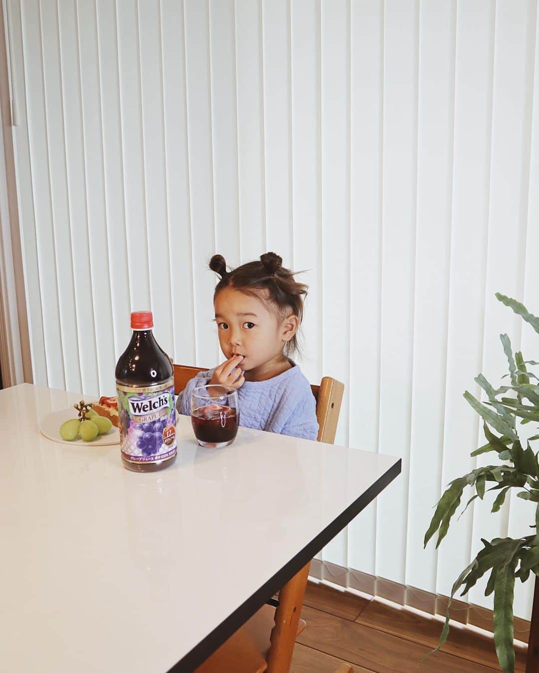 MOYAさんのインスタグラム写真 - (MOYAInstagram)「スクールの日の朝食は ご飯食べるのにダラダラ時間かけないように 娘の好きなものオンパレード🍇🍕👧🏽 (しっかりポーズとってくれちゃって) ウェルチのぶどうジュースはお砂糖不使用なので 子供にも罪悪感なくあげられちゃう👌🏾😽 . #ウェルチ #ウェルチキッズ #PR」10月22日 18時27分 - moyamoya2121