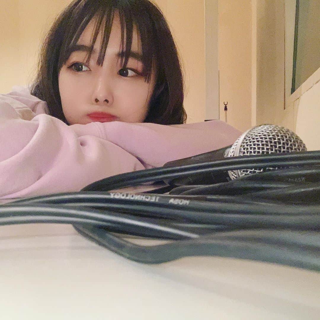 Dorothy Little Happyさんのインスタグラム写真 - (Dorothy Little HappyInstagram)「おばんべこ ・ ・ もくよーび 担当の瑚白です૮₍´｡• ᵕ •｡`₎ა ・ スタジオ背景な感じで… ・ ・ 25日のライブに向けて マイクと一緒のお写真🎤 ・ #dorothylittlehappy」10月22日 18時27分 - dorothy_little_happy