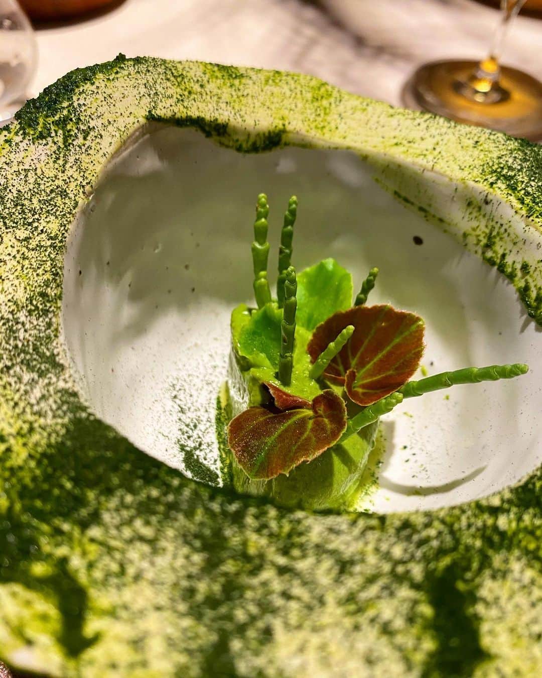 濱野りれさんのインスタグラム写真 - (濱野りれInstagram)「"6" #innovativefusion restaurant. I can say that it's definitely the most delicious restaurant in Okinawa. The chef is especially good at catching our hearts...♥️ First of all, It will take some time for the first dish to come out. When we're getting hungry, the first dishes are brought in all at once(second photo). The beauty of bite-sized and colorful dishes gives us excited😍‼︎  It's going to be a long explanation...so please look at the pictures and imagine and enjoy it😝💋 Btw, the best dish today is  "Cauliflower roasted with butter for an hour"🥦 Which dish do you want to eat the most?😉 . . "6"  間違いなく沖縄で一番美味しいレストラン！ 最初の一品目が来るまで少し時間がかかります。 あれ？まだ来ないのかな？ってなった頃に一口サイズで食べれる料理達が一斉に😳‼︎(写真2枚目)  もうこの瞬間から食べる前なのに 心を掴まれちゃいます。 見た目がとにかく美しい！そして大迫力‼︎ そこからは普通のペースでとにかく鮮やかな お料理達が一品ずつ。  美味しくて楽しい素晴らしいアート達を ありがとうございました🙇‍♀️💗  私の今日の1番は "１時間バターをかけ続けながら ローストしたカリフラワー🥦" 名前からもう美味しそうでしょ？🥺💕 . . #rirelog #six #japaneserestaurant #okinawagourmet #japaneats #japangourmet #traveleats #okinawaeats  #okinawa #okinawajapan #okinawatrip #traveljapan #シス #沖縄グルメ #グルメ旅 #インスタグルメ #食べ歩き #イノベーティブフュージョン #古宇利島 #今帰仁村」10月22日 18時29分 - riregram
