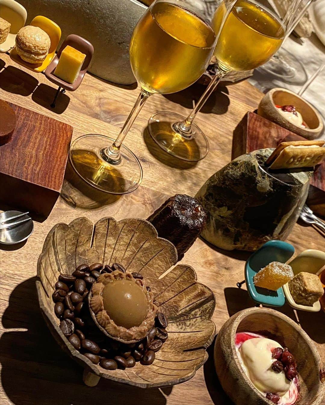 濱野りれさんのインスタグラム写真 - (濱野りれInstagram)「"6" #innovativefusion restaurant. I can say that it's definitely the most delicious restaurant in Okinawa. The chef is especially good at catching our hearts...♥️ First of all, It will take some time for the first dish to come out. When we're getting hungry, the first dishes are brought in all at once(second photo). The beauty of bite-sized and colorful dishes gives us excited😍‼︎  It's going to be a long explanation...so please look at the pictures and imagine and enjoy it😝💋 Btw, the best dish today is  "Cauliflower roasted with butter for an hour"🥦 Which dish do you want to eat the most?😉 . . "6"  間違いなく沖縄で一番美味しいレストラン！ 最初の一品目が来るまで少し時間がかかります。 あれ？まだ来ないのかな？ってなった頃に一口サイズで食べれる料理達が一斉に😳‼︎(写真2枚目)  もうこの瞬間から食べる前なのに 心を掴まれちゃいます。 見た目がとにかく美しい！そして大迫力‼︎ そこからは普通のペースでとにかく鮮やかな お料理達が一品ずつ。  美味しくて楽しい素晴らしいアート達を ありがとうございました🙇‍♀️💗  私の今日の1番は "１時間バターをかけ続けながら ローストしたカリフラワー🥦" 名前からもう美味しそうでしょ？🥺💕 . . #rirelog #six #japaneserestaurant #okinawagourmet #japaneats #japangourmet #traveleats #okinawaeats  #okinawa #okinawajapan #okinawatrip #traveljapan #シス #沖縄グルメ #グルメ旅 #インスタグルメ #食べ歩き #イノベーティブフュージョン #古宇利島 #今帰仁村」10月22日 18時29分 - riregram