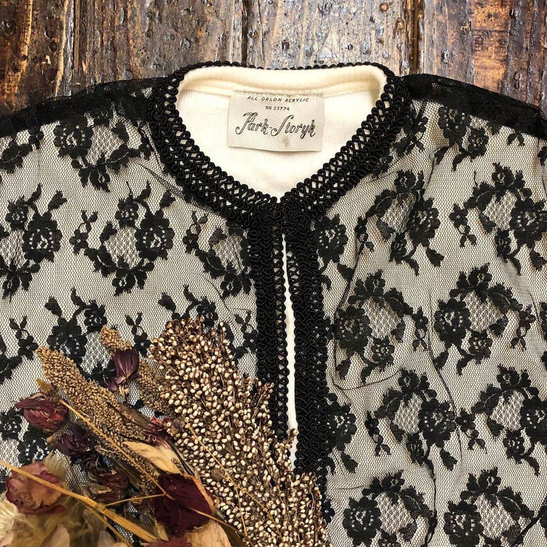 NUTTY Vintage&Collectibleさんのインスタグラム写真 - (NUTTY Vintage&CollectibleInstagram)「🍂NEW ARRIVAL🍂  ☑︎vtg 50's black lace code design cardigan  白いニットカーディガンの上にレースを纏った上品なデザイン。首回りからフロントにかけてのコードレースデザインもとても素敵です。 コンパクトなサイズできゅっと女性らしいシルエット。 日常使いは勿論、お呼ばれの日や特別な日などおめかしした日に取り入れるのもおすすめ。  💌DMより通販承っております💌  ------------------------------------ 🛍NUTTY通販について🛍 ------------------------------------- ＜ONLINE STORE＞ VINTAGE▶︎http://nutty.theshop.jp/ USED SELECT▶︎https://nuttyselect.official.ec/ （プロフィールページURLよりjump🕊） ㅤㅤㅤㅤㅤㅤㅤㅤㅤㅤㅤㅤㅤ ＜VIDEO CHAT SHOPPING＞ テレビ電話をお繋ぎして、リアルタイムでご案内いたします。詳細は過去の投稿をご覧ください。」10月22日 18時29分 - nutty_vintage