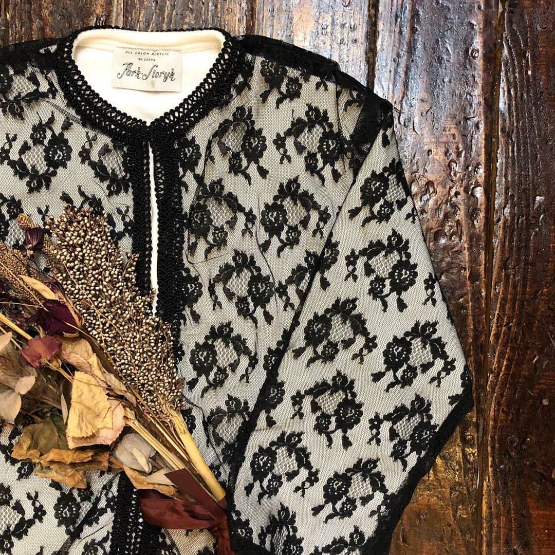 NUTTY Vintage&Collectibleのインスタグラム：「🍂NEW ARRIVAL🍂  ☑︎vtg 50's black lace code design cardigan  白いニットカーディガンの上にレースを纏った上品なデザイン。首回りからフロントにかけてのコードレースデザインもとても素敵です。 コンパクトなサイズできゅっと女性らしいシルエット。 日常使いは勿論、お呼ばれの日や特別な日などおめかしした日に取り入れるのもおすすめ。  💌DMより通販承っております💌  ------------------------------------ 🛍NUTTY通販について🛍 ------------------------------------- ＜ONLINE STORE＞ VINTAGE▶︎http://nutty.theshop.jp/ USED SELECT▶︎https://nuttyselect.official.ec/ （プロフィールページURLよりjump🕊） ㅤㅤㅤㅤㅤㅤㅤㅤㅤㅤㅤㅤㅤ ＜VIDEO CHAT SHOPPING＞ テレビ電話をお繋ぎして、リアルタイムでご案内いたします。詳細は過去の投稿をご覧ください。」