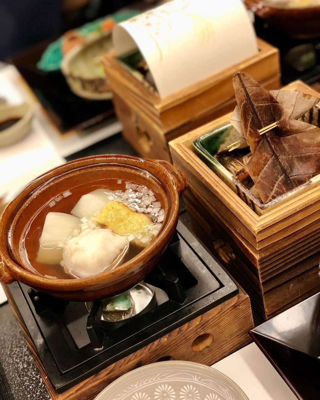 じゅみさんのインスタグラム写真 - (じゅみInstagram)「♨️﻿ ﻿ ﻿ ふらっと疲れを取りに﻿ 先日有馬温泉へ🧖‍♀️✨﻿  ぐーんと羽伸ばしてきました🥱 (２枚目参照) ﻿ ﻿ 源泉かけ流しのお湯が﻿ 最高に気持ちよかったです♨️﻿ ﻿ 今回古泉閣さんに初めて泊まったんだけど お料理の豪華さに驚き(´⊙ω⊙`)﻿ ﻿ ﻿ ボリュームもだけど﻿ 一品一品のこだわりと美味しさが﻿ 感動ものでした🥺✨﻿ ﻿ 吉野葛とお出汁でできた﻿ 吉野蒸しが個人的に大ヒット💘﻿ ﻿ これだけを食べにまた行きたいほどでした〜😋﻿ ﻿ 美味しいご飯とまったりした時間は大切ですね✨  今日も1日お疲れ様でした🌈 ﻿ #有馬温泉 #有馬 #温泉﻿ #arima #古泉閣 #旅館﻿ #金泉 #源泉かけ流し　#源泉﻿ #浴衣」10月22日 18時39分 - jumy_as