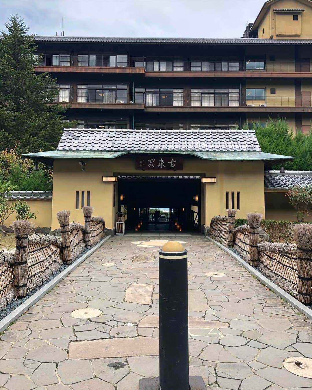 じゅみさんのインスタグラム写真 - (じゅみInstagram)「♨️﻿ ﻿ ﻿ ふらっと疲れを取りに﻿ 先日有馬温泉へ🧖‍♀️✨﻿  ぐーんと羽伸ばしてきました🥱 (２枚目参照) ﻿ ﻿ 源泉かけ流しのお湯が﻿ 最高に気持ちよかったです♨️﻿ ﻿ 今回古泉閣さんに初めて泊まったんだけど お料理の豪華さに驚き(´⊙ω⊙`)﻿ ﻿ ﻿ ボリュームもだけど﻿ 一品一品のこだわりと美味しさが﻿ 感動ものでした🥺✨﻿ ﻿ 吉野葛とお出汁でできた﻿ 吉野蒸しが個人的に大ヒット💘﻿ ﻿ これだけを食べにまた行きたいほどでした〜😋﻿ ﻿ 美味しいご飯とまったりした時間は大切ですね✨  今日も1日お疲れ様でした🌈 ﻿ #有馬温泉 #有馬 #温泉﻿ #arima #古泉閣 #旅館﻿ #金泉 #源泉かけ流し　#源泉﻿ #浴衣」10月22日 18時39分 - jumy_as