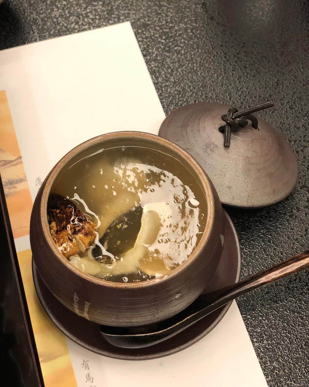 じゅみさんのインスタグラム写真 - (じゅみInstagram)「♨️﻿ ﻿ ﻿ ふらっと疲れを取りに﻿ 先日有馬温泉へ🧖‍♀️✨﻿  ぐーんと羽伸ばしてきました🥱 (２枚目参照) ﻿ ﻿ 源泉かけ流しのお湯が﻿ 最高に気持ちよかったです♨️﻿ ﻿ 今回古泉閣さんに初めて泊まったんだけど お料理の豪華さに驚き(´⊙ω⊙`)﻿ ﻿ ﻿ ボリュームもだけど﻿ 一品一品のこだわりと美味しさが﻿ 感動ものでした🥺✨﻿ ﻿ 吉野葛とお出汁でできた﻿ 吉野蒸しが個人的に大ヒット💘﻿ ﻿ これだけを食べにまた行きたいほどでした〜😋﻿ ﻿ 美味しいご飯とまったりした時間は大切ですね✨  今日も1日お疲れ様でした🌈 ﻿ #有馬温泉 #有馬 #温泉﻿ #arima #古泉閣 #旅館﻿ #金泉 #源泉かけ流し　#源泉﻿ #浴衣」10月22日 18時39分 - jumy_as
