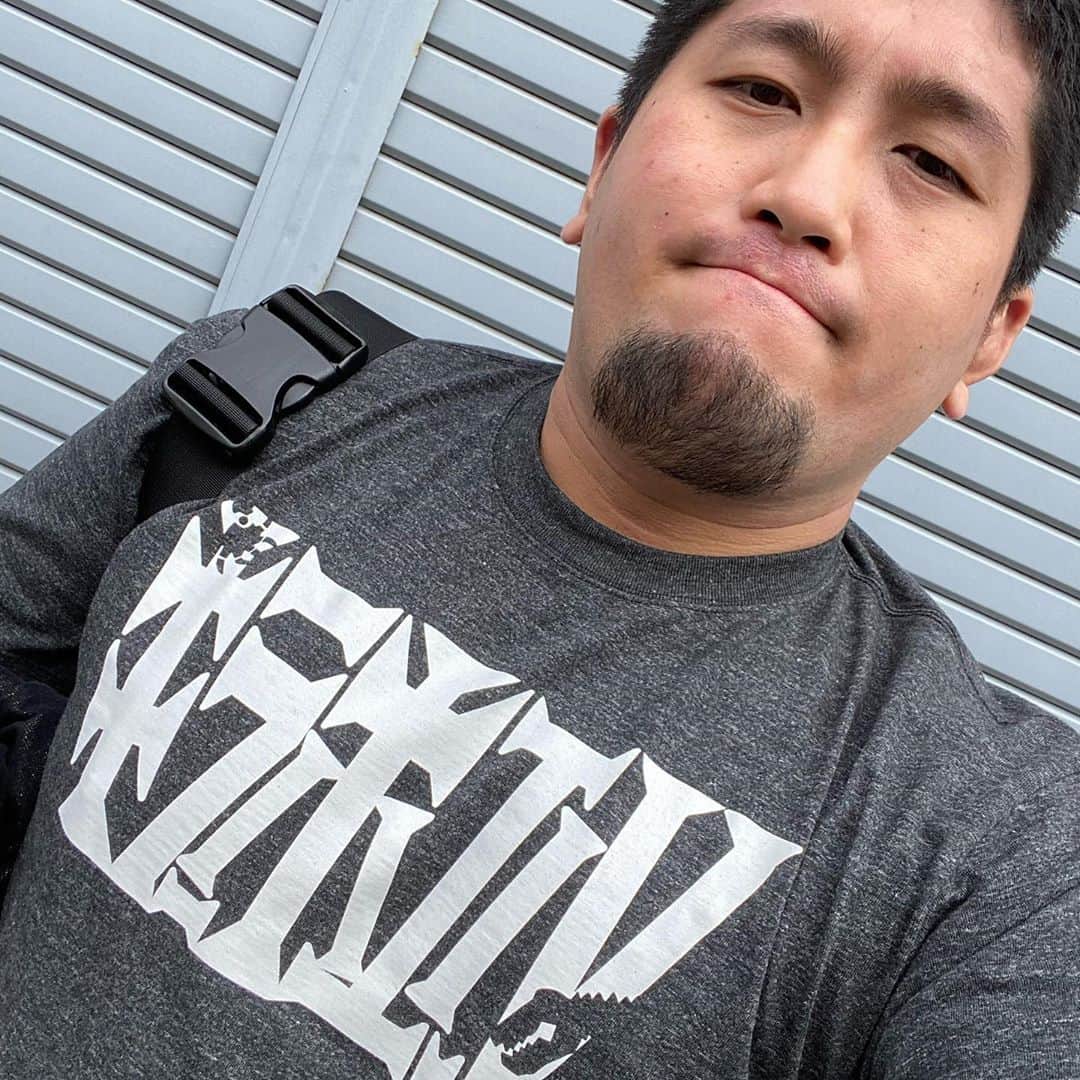 宇藤純久さんのインスタグラム写真 - (宇藤純久Instagram)「Tシャツできました！！ 通販サイトで販売開始！！ 会場販売は24日の世羅りさプロデュース興行横浜ラジアント大会からです！！  通販はすぐにでも買えますよ！！！  ヘザーブラックとレッドのボディに白のロゴ！ こちらのロゴは俺が描きました！！  シンプルなんで普段使いにも！！  ぜひサイトチェックしてね！！  https://orcute.official.ec/  #キラーホエール #プロレス #プロレスラー #物販 #マーチャンダイズ #merchandise  #普段使い #ヘザーブラック」10月22日 18時31分 - orcauto_rtd