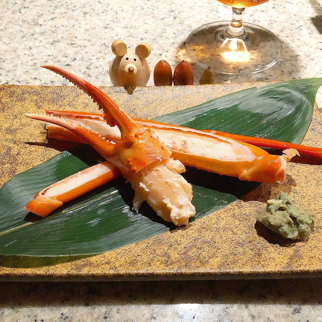 榊山敬代のインスタグラム：「🦀… . …つづき  蟹さまが美しすぎるので 笹の葉と共に盛り付けて  記念撮影の巻  食べやすくさばかれていましたお陰で スルッとパキッとつるんと頂けまして  #大変美味しゅうございました  もしかしたら今までで 一番美味しかった哉と  蟹さまの最新記録を更新しました日  そして大変美味しく感じさせて くださいましたお供の記録にて ロゼがとっても相性よろしくて あたらしい発見でしたひとコマ  ここ数ヶ月と日本酒をやめましてから ワインに凝っていましたところロゼの 種類が豊富になってきたのも気になる この頃で最近いろいろ研究中のときで  蟹さんとロゼさんは 最高な組み合わせに 気付きまして発見也  色合いも赤とピンクで 見た目も美しいなぁと  ところで今回の蟹さまは 北海道ではなくて富山湾  とのことで富山県でございました  蟹＝北の国 というイメージにて 北海道だとおもっていましたら  先程改めてお店を調べてみましたら 富山県のお魚屋さんでして訂正の巻  🙏💦…  #また食べたい #また東京へ催事来て欲しいな  🍁… #食欲の秋　… ・ ・　 ・ #富山県 気分🚅… #おうちごはん 工夫 #おうち大好き #enjoyhome ・  ・  ・ #🦀 #秋 #Autumn #食欲の秋  #ご馳走  #夕食 #夜食 #dinner #おうちごはん  #蟹 #カニ #ズワイガニ #ずわい蟹 #crab #おつまみ #healthy #food #seafood #antipasto #artist #kitchen #cooking  #日本画家 の #お料理こんなもん」