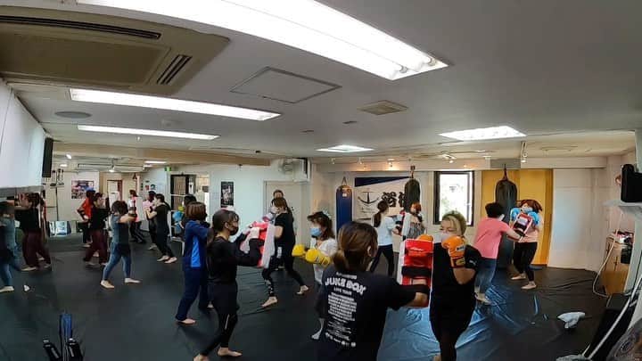 裕樹のインスタグラム：「Kickoutレディースクラス  明日も24名のご予約を頂いております。  ご予約、またはキャンセルのご連絡は、公式LINEよりお願い致します。  ※動画は水曜日のクラス 僕もテンション上がってます（笑）  そして、夜は19:30〜20:15 女性クラスを西野インストラクターが 男性クラスを井上インストラクターが担当します！  みんなで楽しく動きましょう🥊🥊🥊」