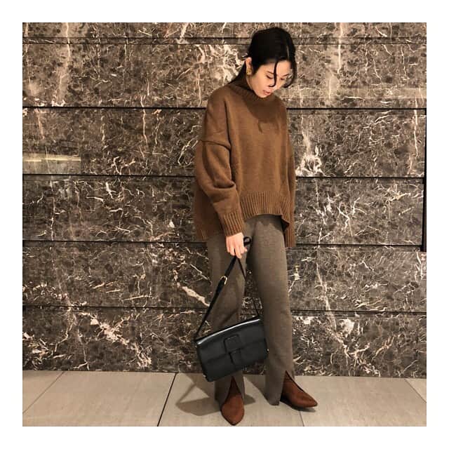 HIROBさんのインスタグラム写真 - (HIROBInstagram)「-HIROB 丸の内- ﻿﻿ ﻿ Vintage LOEWE BAG 素敵なデザインが揃いました！ ﻿ 上:¥56,000＋tax 左:¥46,000＋tax 右:¥52,000＋tax  ﻿﻿ ﻿通信販売も対応しており、﻿ お電話でのご相談も受け付けています。﻿ 当面の間、送料は無料となりますので、﻿ ご来店が難しい方でもお気軽にお問い合わせ下さい。 ﻿ ﻿ HIROB 丸の内店﻿ 03-5224-8666﻿ ﻿ #hirob ﻿ #hirobmarunouchi﻿ #baycrews﻿ #antiquewatch﻿ #vintagebag﻿ #vintageaccessories﻿ #vintageloewe﻿ #loewe﻿ #loewebag﻿ ﻿ ﻿ #ヒロブ﻿ #ベイクルーズ﻿ #アンティークウォッチ﻿ #ヴィンテージバッグ﻿ #ヴィンテージアクセサリー﻿ #ヴィンテージロエベ﻿ #ロエベ﻿」10月22日 18時35分 - hirob.jp