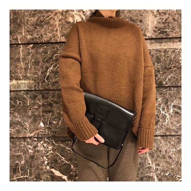 HIROBさんのインスタグラム写真 - (HIROBInstagram)「-HIROB 丸の内- ﻿﻿ ﻿ Vintage LOEWE BAG 素敵なデザインが揃いました！ ﻿ 上:¥56,000＋tax 左:¥46,000＋tax 右:¥52,000＋tax  ﻿﻿ ﻿通信販売も対応しており、﻿ お電話でのご相談も受け付けています。﻿ 当面の間、送料は無料となりますので、﻿ ご来店が難しい方でもお気軽にお問い合わせ下さい。 ﻿ ﻿ HIROB 丸の内店﻿ 03-5224-8666﻿ ﻿ #hirob ﻿ #hirobmarunouchi﻿ #baycrews﻿ #antiquewatch﻿ #vintagebag﻿ #vintageaccessories﻿ #vintageloewe﻿ #loewe﻿ #loewebag﻿ ﻿ ﻿ #ヒロブ﻿ #ベイクルーズ﻿ #アンティークウォッチ﻿ #ヴィンテージバッグ﻿ #ヴィンテージアクセサリー﻿ #ヴィンテージロエベ﻿ #ロエベ﻿」10月22日 18時35分 - hirob.jp