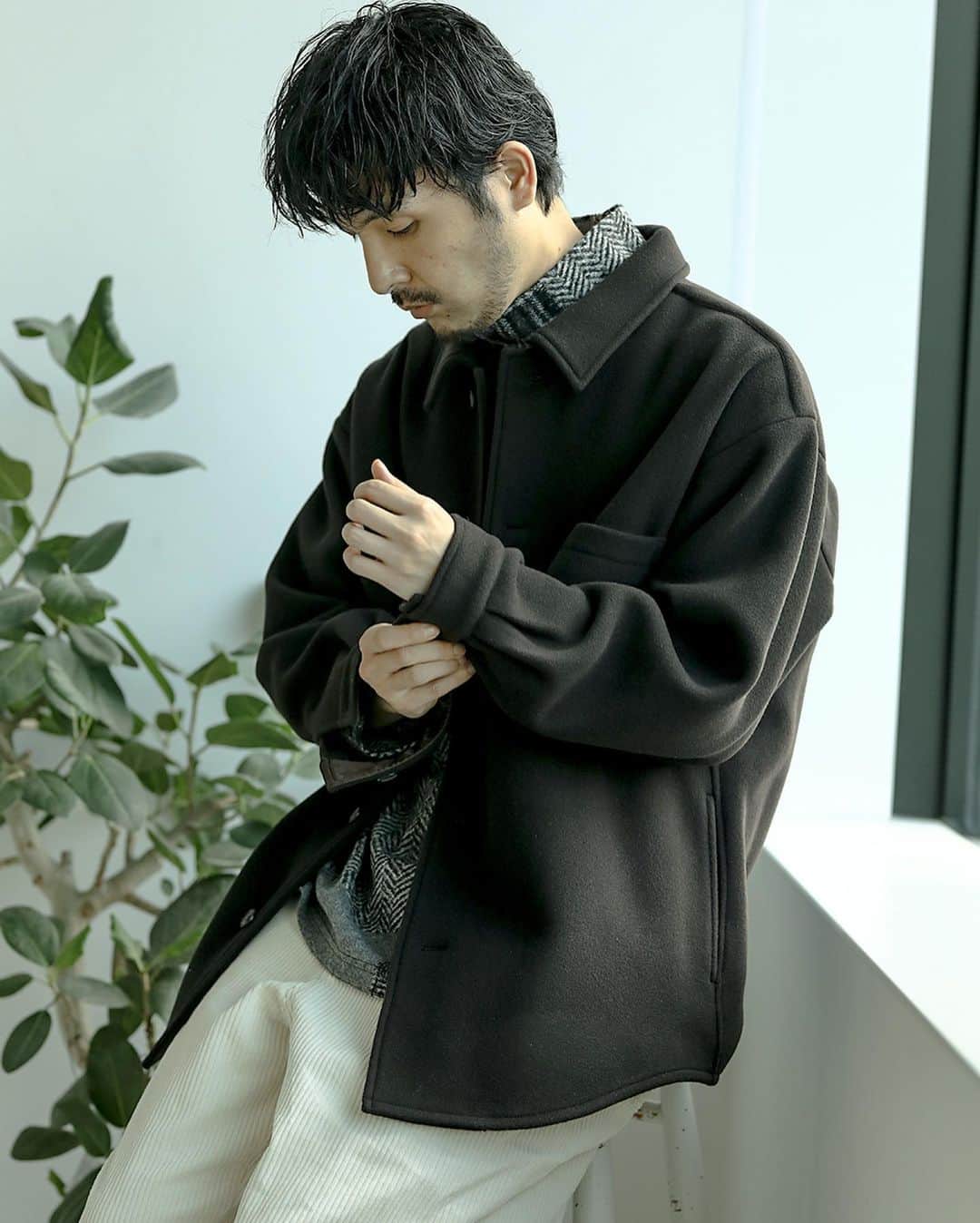 JOURNAL STANDARDさんのインスタグラム写真 - (JOURNAL STANDARDInstagram)「〈 #JSでしか買えないモノ〉﻿ 寒くなってきた今だからこそ選びたい！﻿ 「温かさ」と「快適さ」を兼ね備えた厳選ウェア﻿ ﻿ ﻿ 高品質なウールをブレンドした、﻿ ビッグシルエットのCPOシャツジャケット。﻿ 1重仕立てでも十分な暖かさがあります。﻿ ﻿ ■SLOW ダブルフェイス ウールモッサーCPO﻿ NO.20011600200030﻿ ¥24,000+TAX ﻿ ﻿ 防寒だけではない、お洒落なウェアをぜひ、﻿ お近くの店舗でお試しくださいませ。﻿ ﻿ 【入荷店】﻿ JOURNAL STANDARD Men's 店舗﻿ ベイクルーズストア﻿ ※商品のお問い合わせに関しましては、﻿ お近くの展開店舗までお申し付けくださいませ。﻿ ﻿ -------------------------------﻿ ﻿ 【Follow Me !!!】﻿ JOURNAL STANDARD 一部店舗にて﻿ オフィシャルinstagram 日々更新中‼︎﻿ ﻿ -------------------------------﻿ ﻿ @baycrews﻿ ﻿ #journalstandard﻿ #baycrews﻿ #fashion﻿ #20aw﻿ #mens ﻿ #ジャーナルスタンダード﻿ #ベイクルーズ ﻿ #wool﻿ #ウール﻿ #cpo﻿ #シャツジャケット﻿ #秋コーデ﻿ #秋スタイリング﻿ #衣替え」10月22日 18時35分 - journalstandard.jp