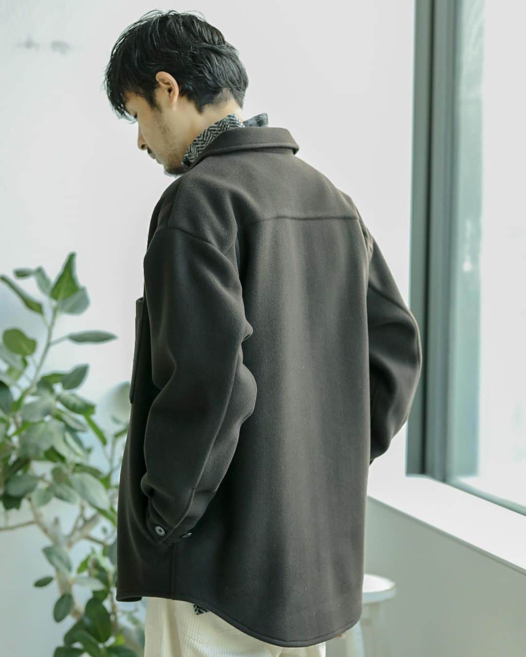 JOURNAL STANDARDさんのインスタグラム写真 - (JOURNAL STANDARDInstagram)「〈 #JSでしか買えないモノ〉﻿ 寒くなってきた今だからこそ選びたい！﻿ 「温かさ」と「快適さ」を兼ね備えた厳選ウェア﻿ ﻿ ﻿ 高品質なウールをブレンドした、﻿ ビッグシルエットのCPOシャツジャケット。﻿ 1重仕立てでも十分な暖かさがあります。﻿ ﻿ ■SLOW ダブルフェイス ウールモッサーCPO﻿ NO.20011600200030﻿ ¥24,000+TAX ﻿ ﻿ 防寒だけではない、お洒落なウェアをぜひ、﻿ お近くの店舗でお試しくださいませ。﻿ ﻿ 【入荷店】﻿ JOURNAL STANDARD Men's 店舗﻿ ベイクルーズストア﻿ ※商品のお問い合わせに関しましては、﻿ お近くの展開店舗までお申し付けくださいませ。﻿ ﻿ -------------------------------﻿ ﻿ 【Follow Me !!!】﻿ JOURNAL STANDARD 一部店舗にて﻿ オフィシャルinstagram 日々更新中‼︎﻿ ﻿ -------------------------------﻿ ﻿ @baycrews﻿ ﻿ #journalstandard﻿ #baycrews﻿ #fashion﻿ #20aw﻿ #mens ﻿ #ジャーナルスタンダード﻿ #ベイクルーズ ﻿ #wool﻿ #ウール﻿ #cpo﻿ #シャツジャケット﻿ #秋コーデ﻿ #秋スタイリング﻿ #衣替え」10月22日 18時35分 - journalstandard.jp