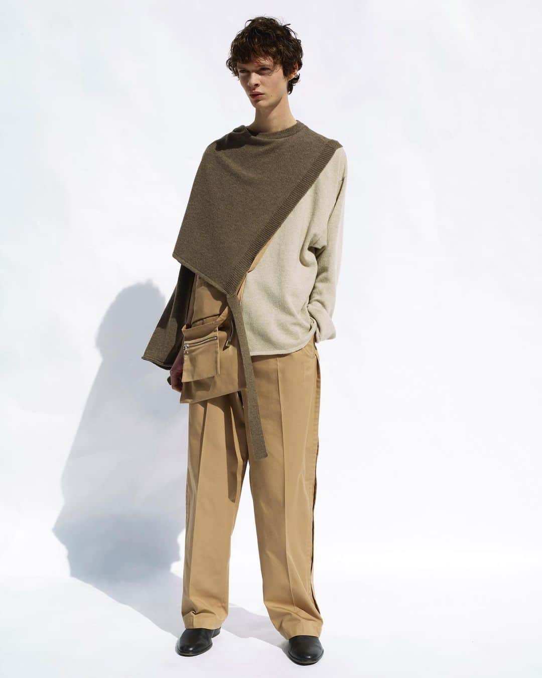 ウィザードさんのインスタグラム写真 - (ウィザードInstagram)「2020 FALL WINTER COLLECTION “Metropolis Noise Laboratories”  BOX PLEATS PANTS  In Stock. https://wizzard.stores.jp/  #wizzard_fac #wizzard #fashion #tokyofashion #streetfashion #designersbrand #domesticbrand #mensfashion #2020AW #メンズファッション #ファッションブランド #ウィザード #ワイドパンツ  #チノパン  #デザインパンツ」10月22日 18時36分 - wizzard_fac