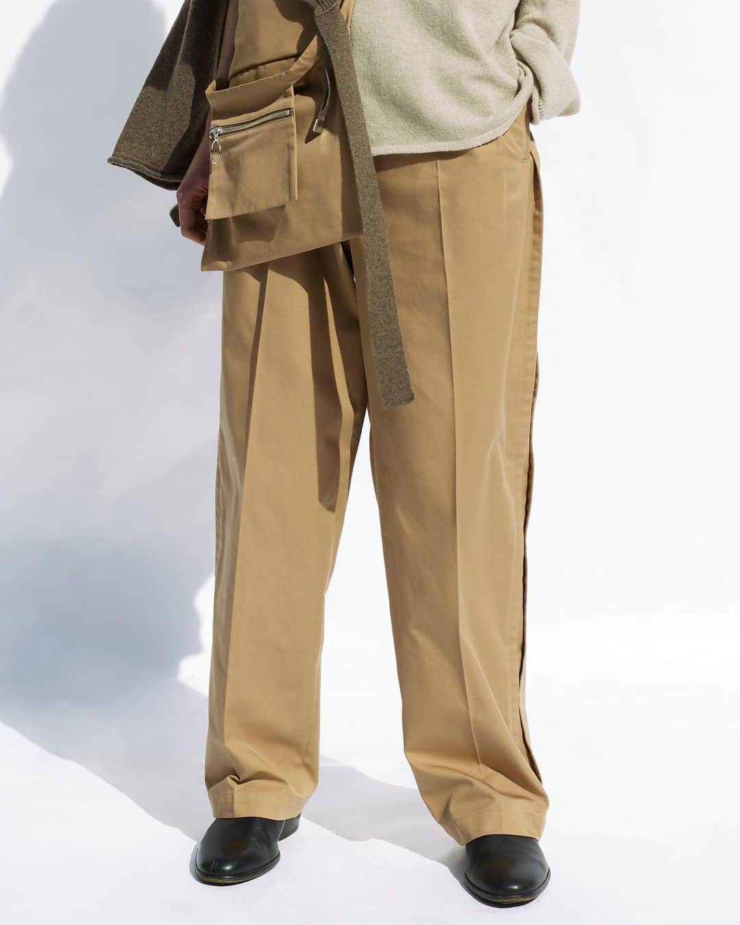 ウィザードさんのインスタグラム写真 - (ウィザードInstagram)「2020 FALL WINTER COLLECTION “Metropolis Noise Laboratories”  BOX PLEATS PANTS  In Stock. https://wizzard.stores.jp/  #wizzard_fac #wizzard #fashion #tokyofashion #streetfashion #designersbrand #domesticbrand #mensfashion #2020AW #メンズファッション #ファッションブランド #ウィザード #ワイドパンツ  #チノパン  #デザインパンツ」10月22日 18時36分 - wizzard_fac